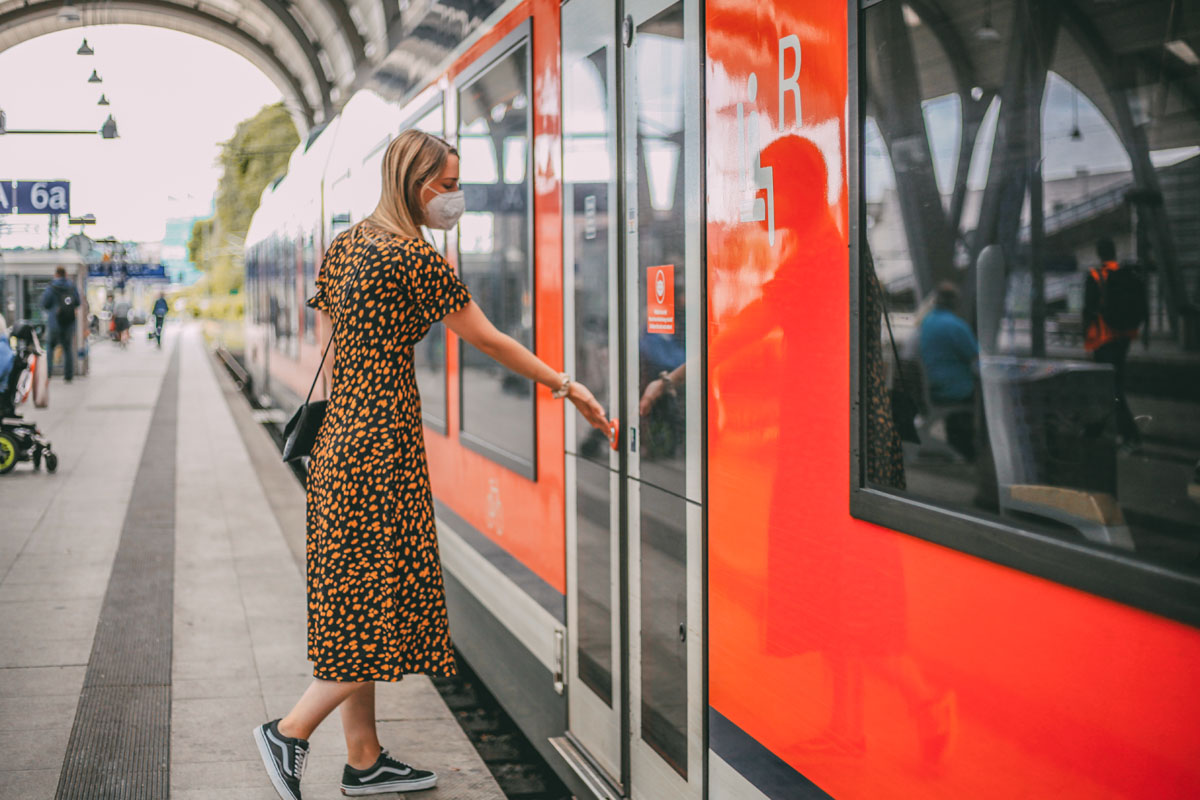 Finja steigt in den Zug nach Flensburg