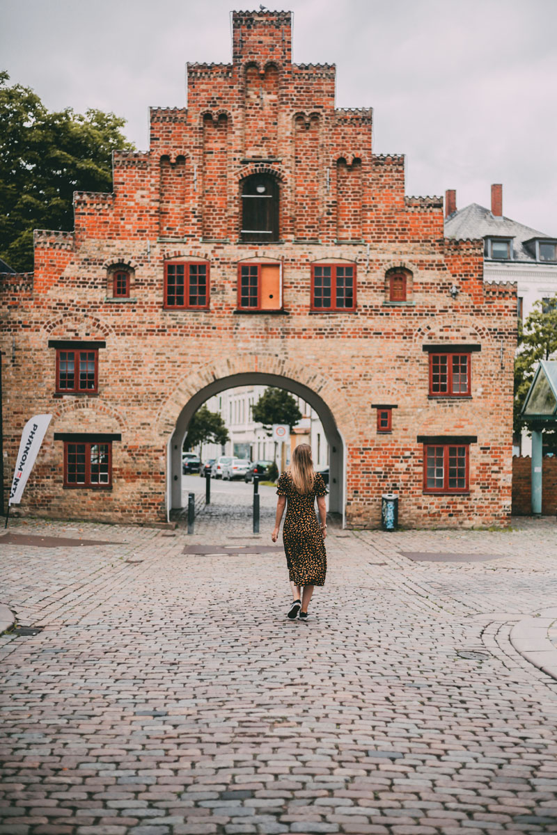 Finja läuft durch das Nordertor in Flensburg