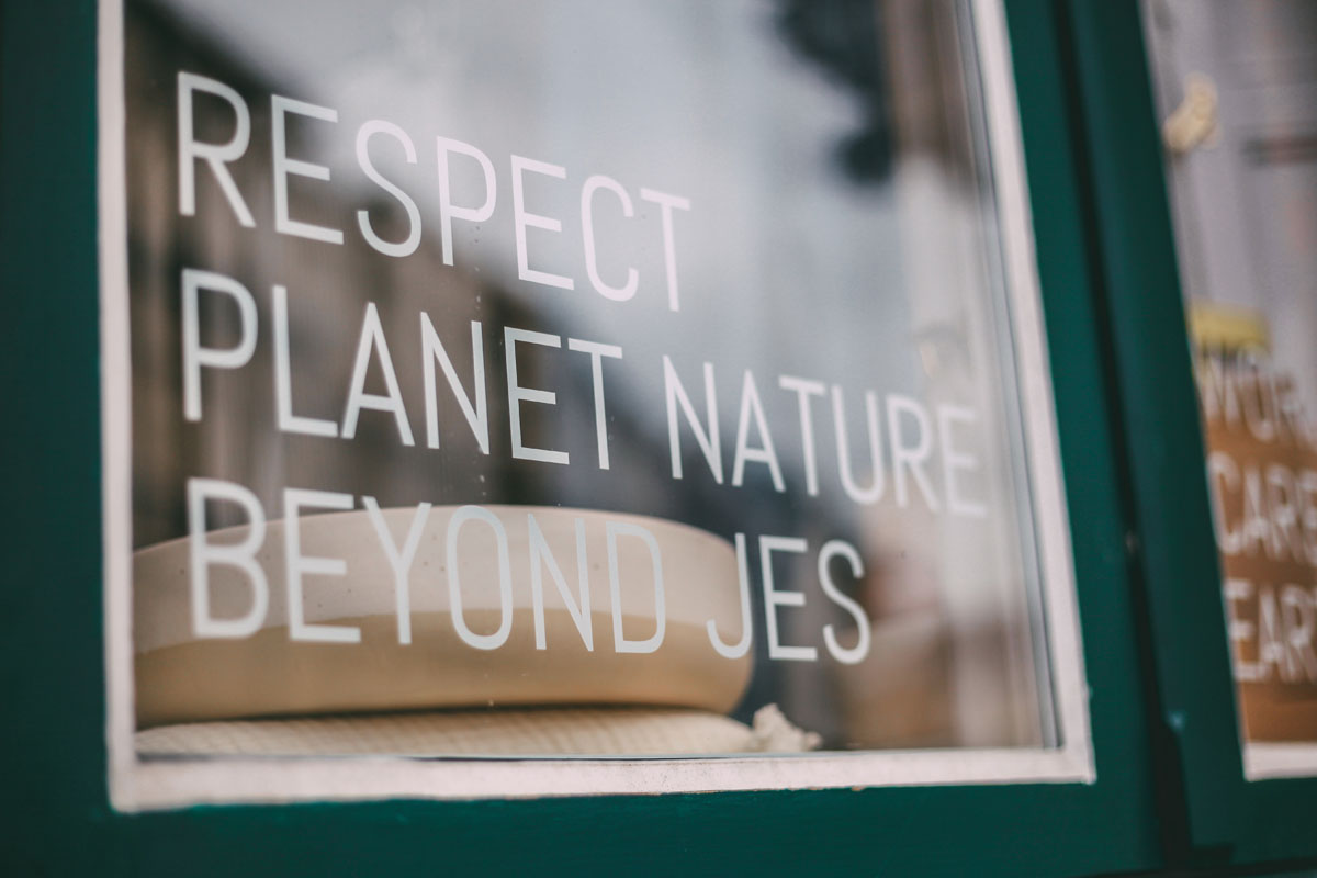 Ein Fenster mit der Aufschrift "Respect Planet Nature BeyondJes"