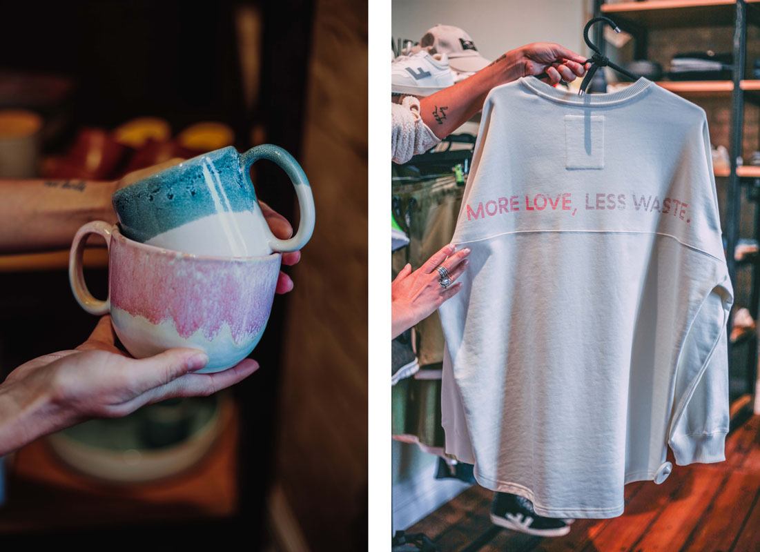 Zwei Tassen und ein Pullover mit der Aufschrift "More Love, Less Waste"