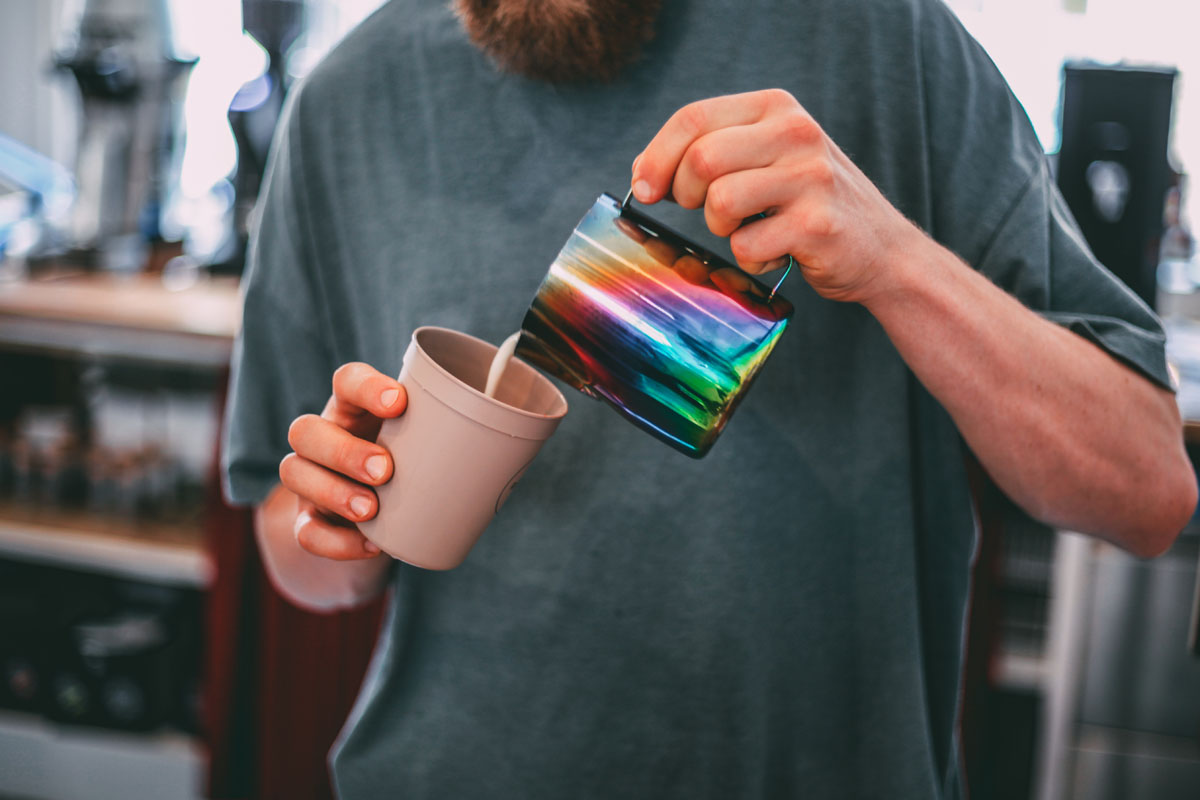 Ein Kaffee wird im Café zubereitet