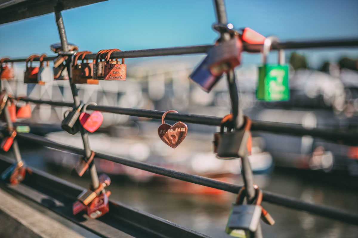 Liebesschlösser an einer Balustrade