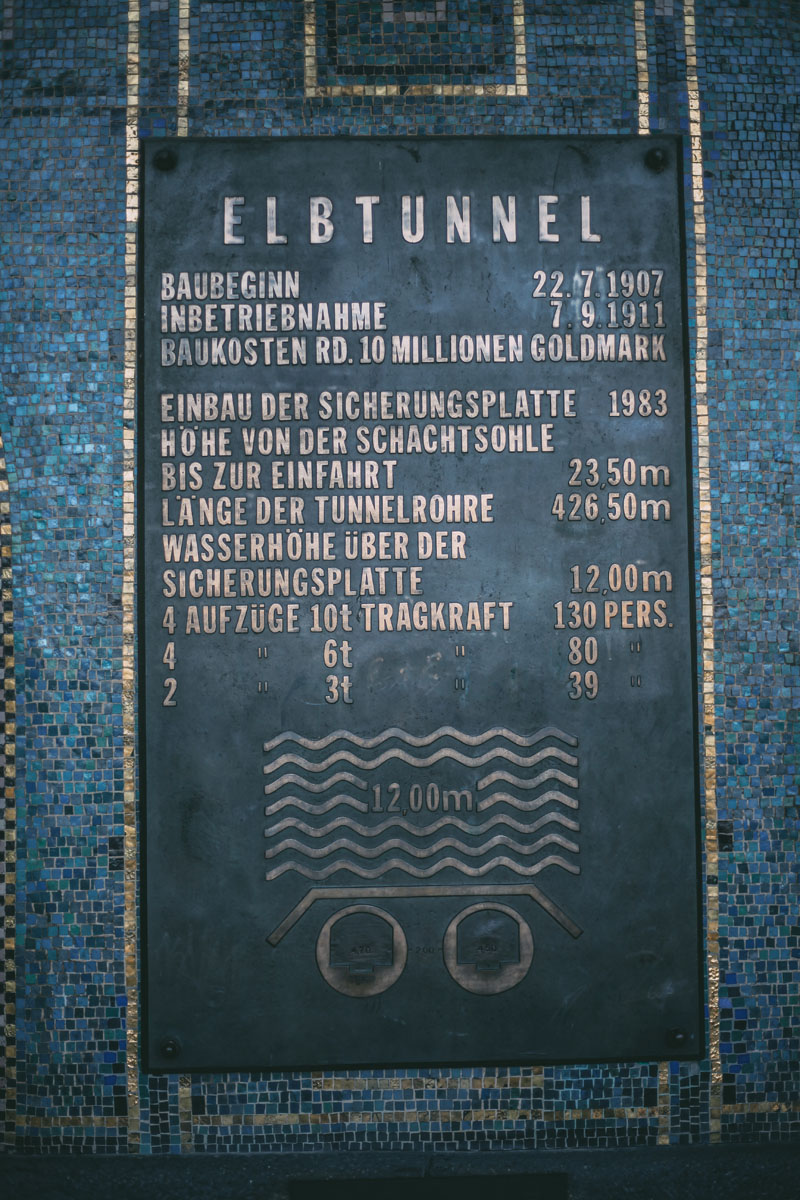 Infotafel vom Alten Elbtunnel