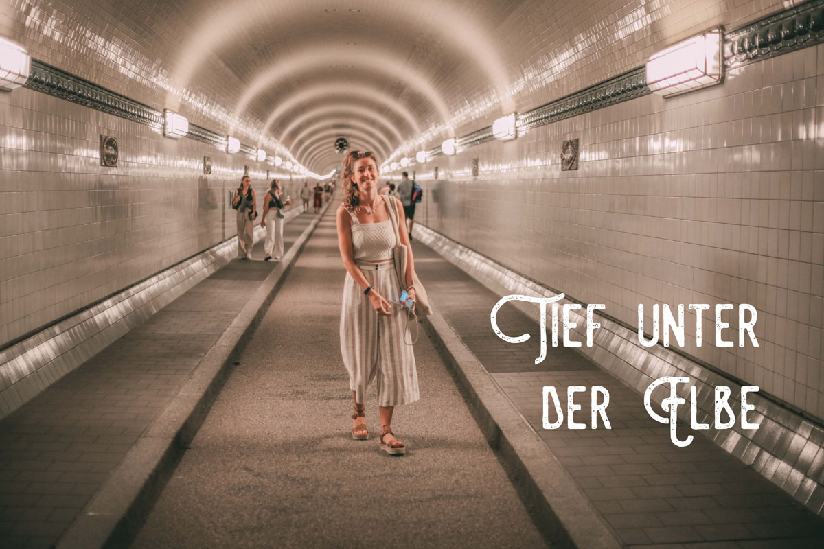 Mona im Alten Elbtunnel mit der Aufschrift "Tief unter der Elbe"