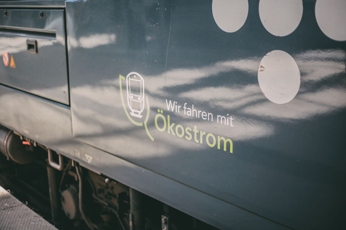 Ein Bahnwagon mit der Aufschrift "Wir fahren mit Ökostrom"