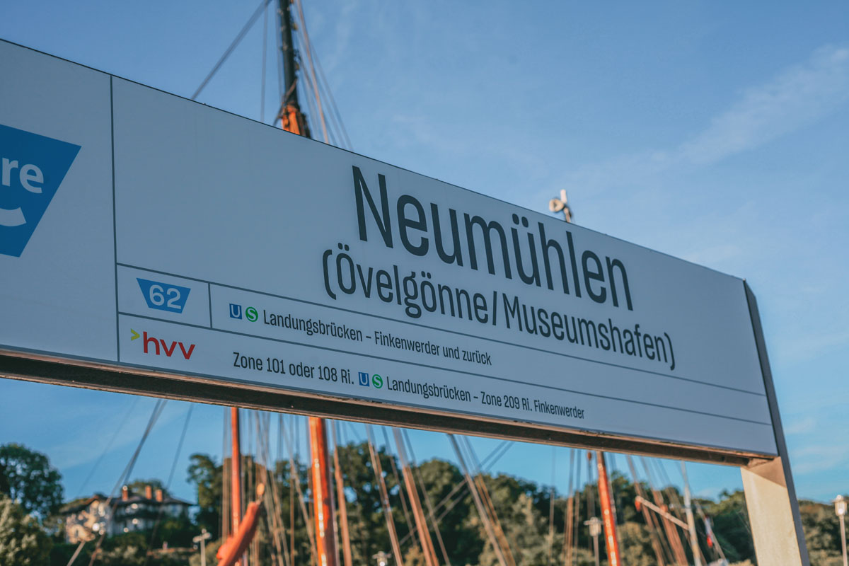 Schild der Fährstation Neumühlen (Övelgönne/Museumshafen)