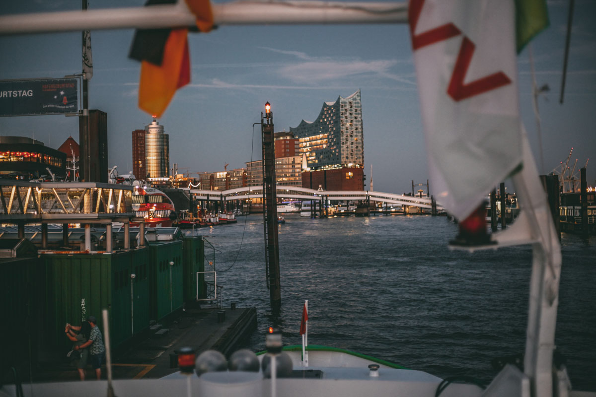 Die beleuchtete Elbphilharmonie im Dunkeln aus der Ferne