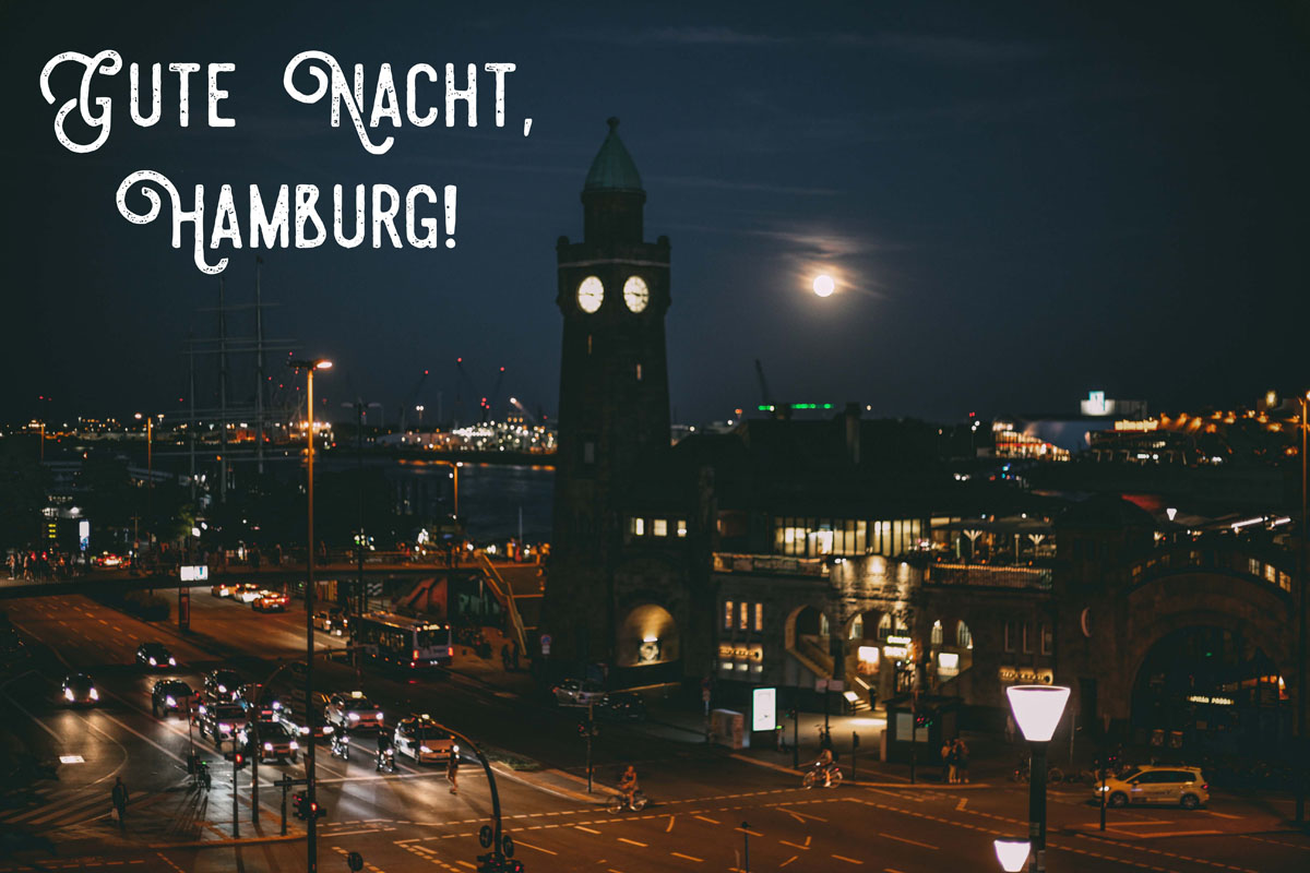 Hamburgs Hafenpanorama im Dunkeln mit Lichtern, Aufschrift "Gute Nacht, Hamburg"