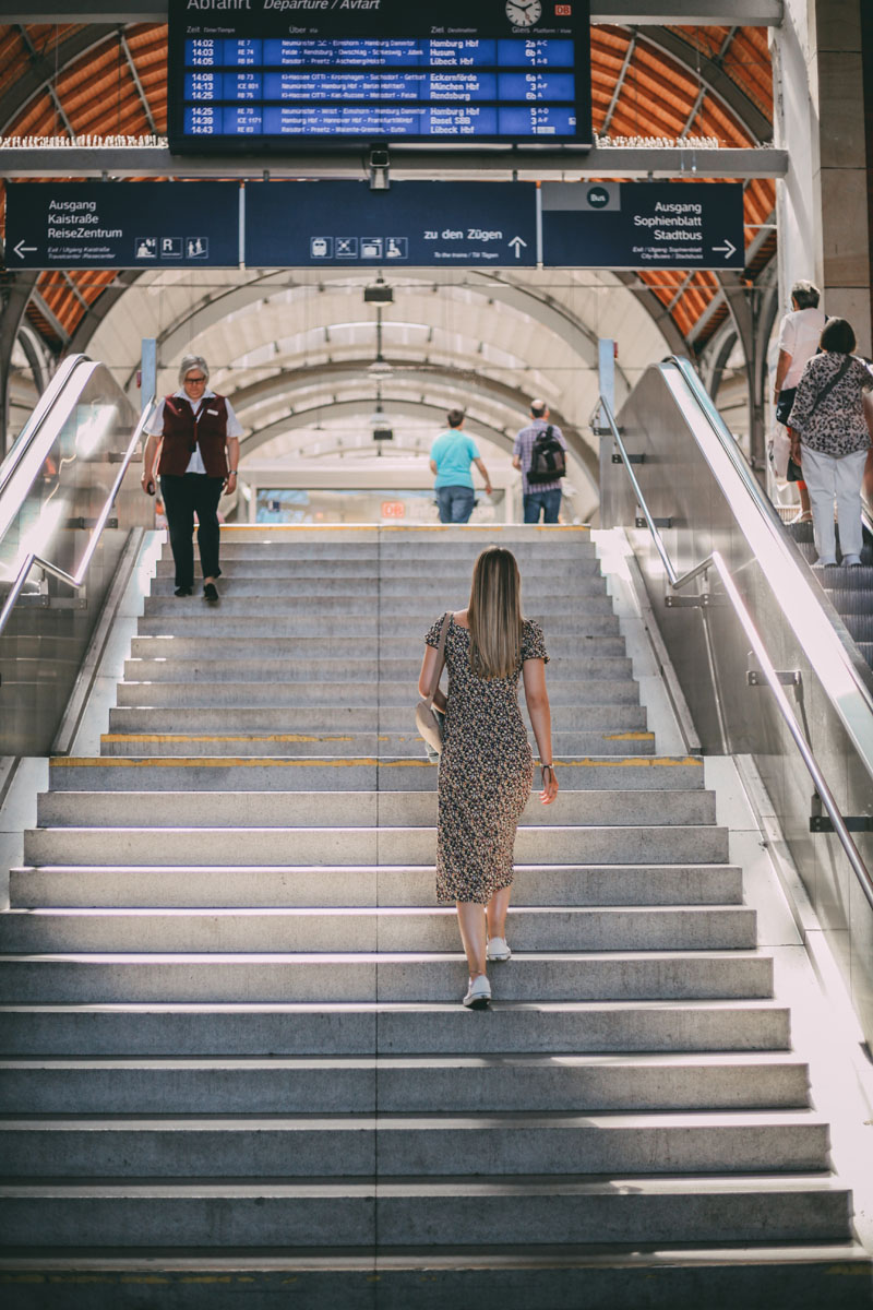 Finja läuft eine Treppe im Kieler Bahnhof hinauf