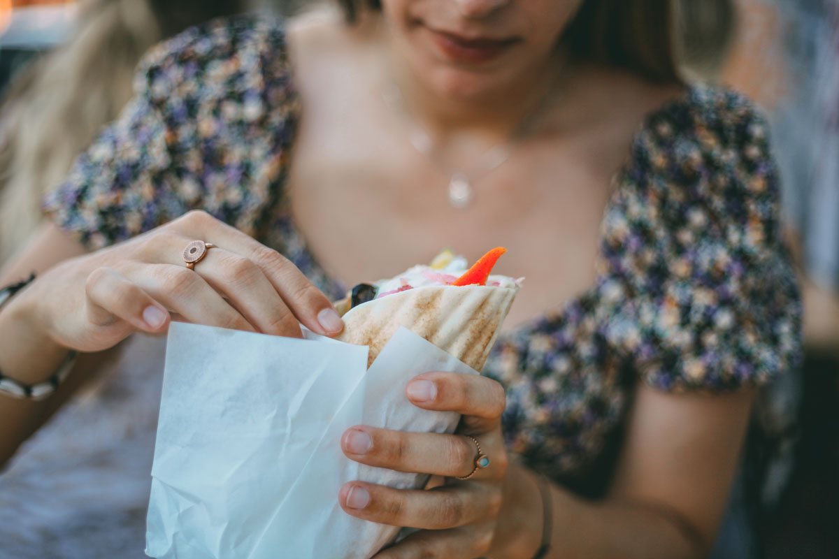 Finja hält Falafel im Pitabrot in den Händen