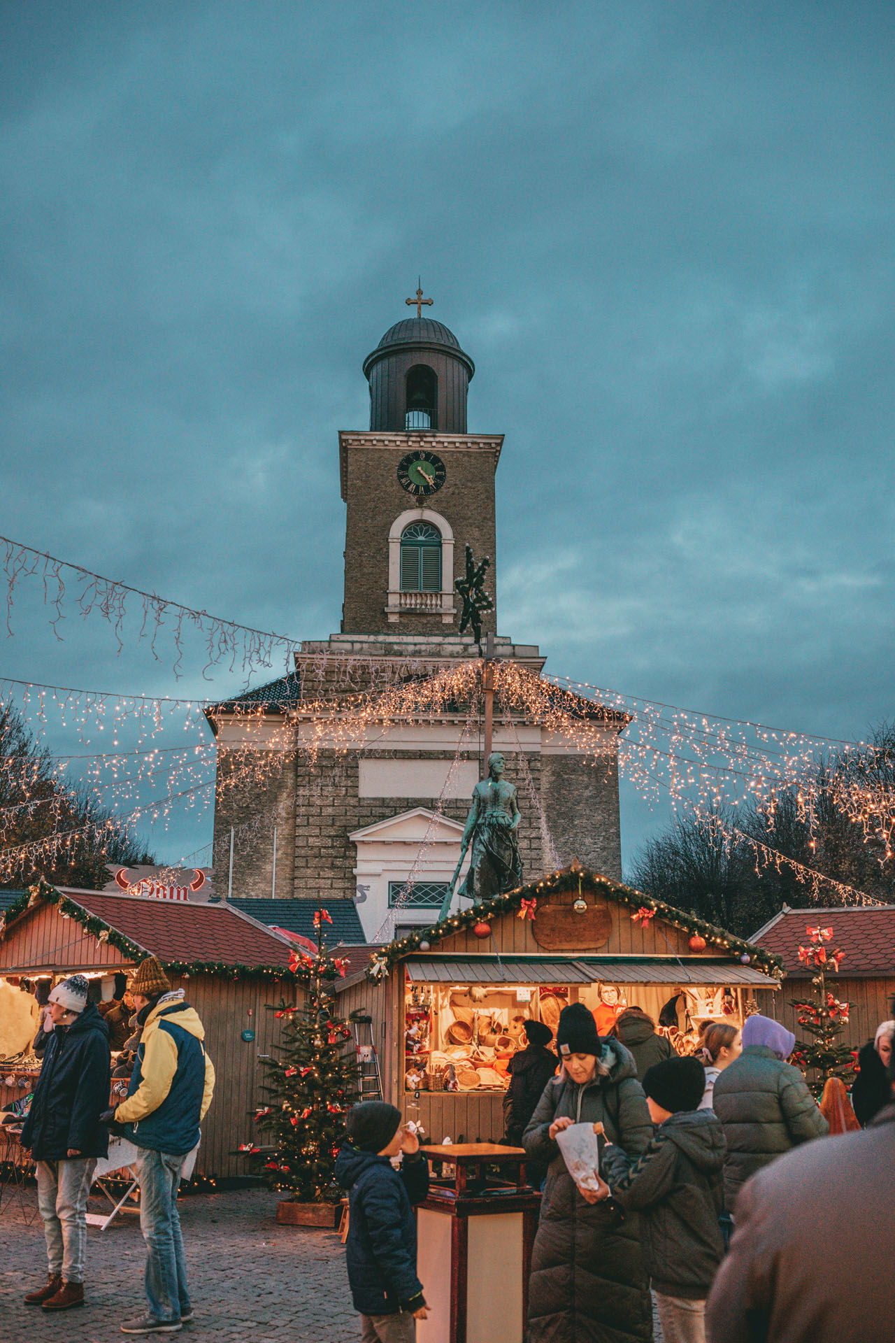 Der Weihnachtsmarkt Husum mit der Kirche St. Marien im Hintergrund