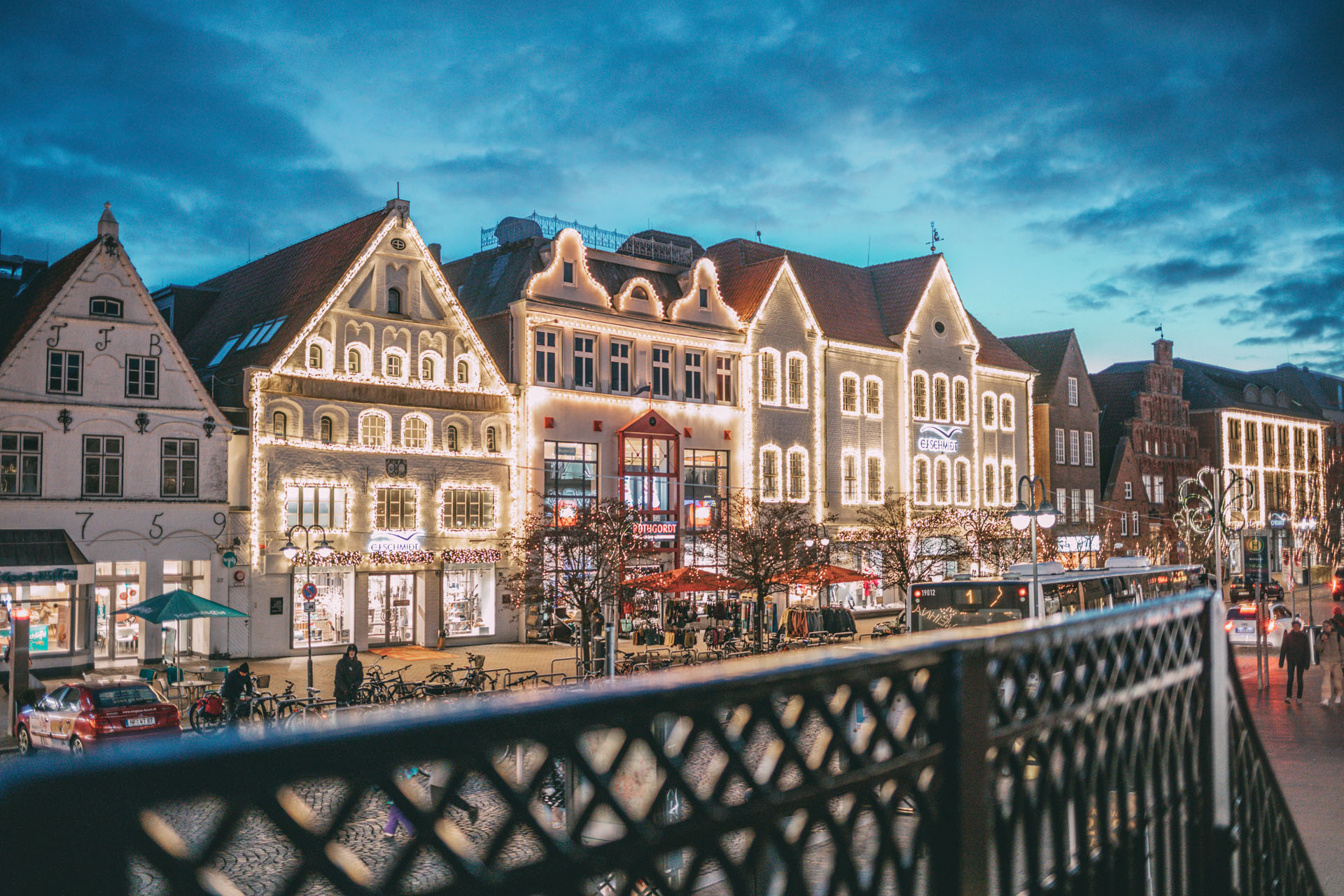 Eine belcuhtete Häuserfront am Husumer Marktplatz.