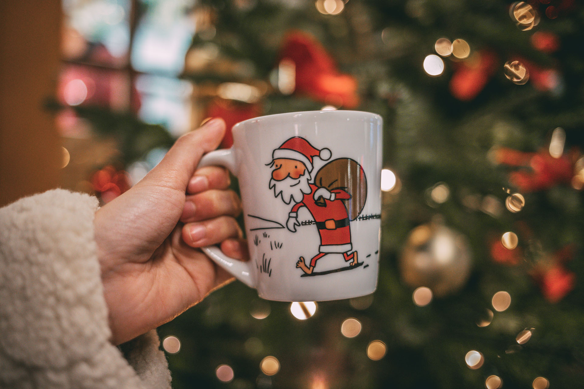 Eine Tasse mit einem Weihnachtsmann drauf