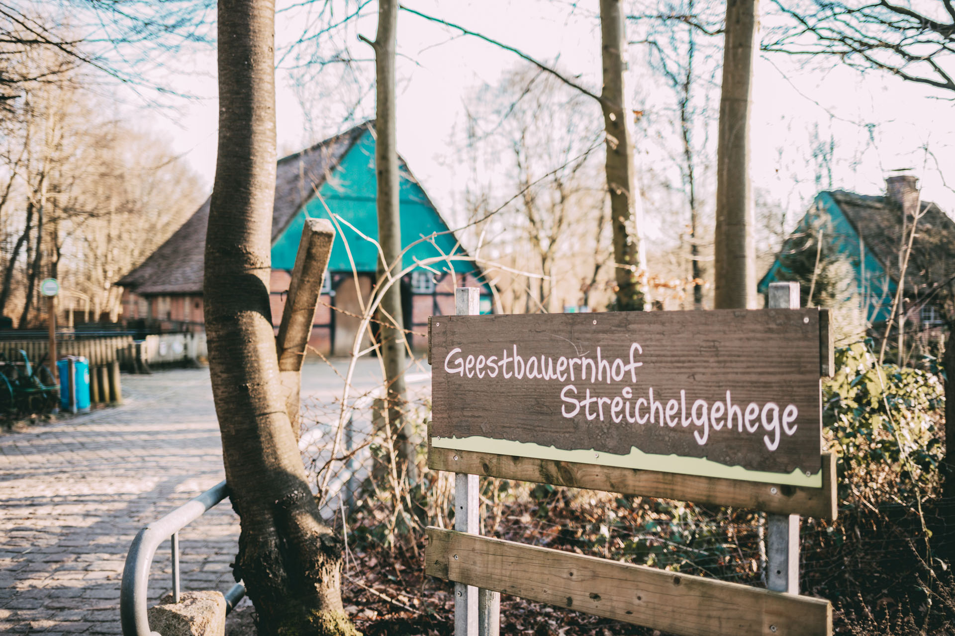 Ein Schild mit der Aufschrift „Geestbauernhof Streichelgehege“