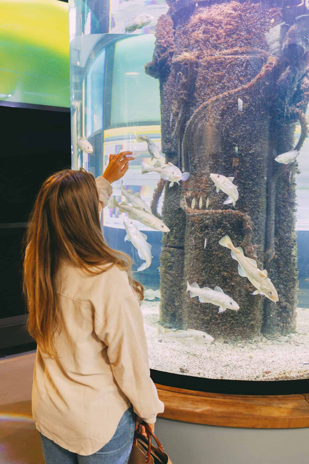 Sina vor einem Aquarium im Ostsee-Info-Center in Eckernförde