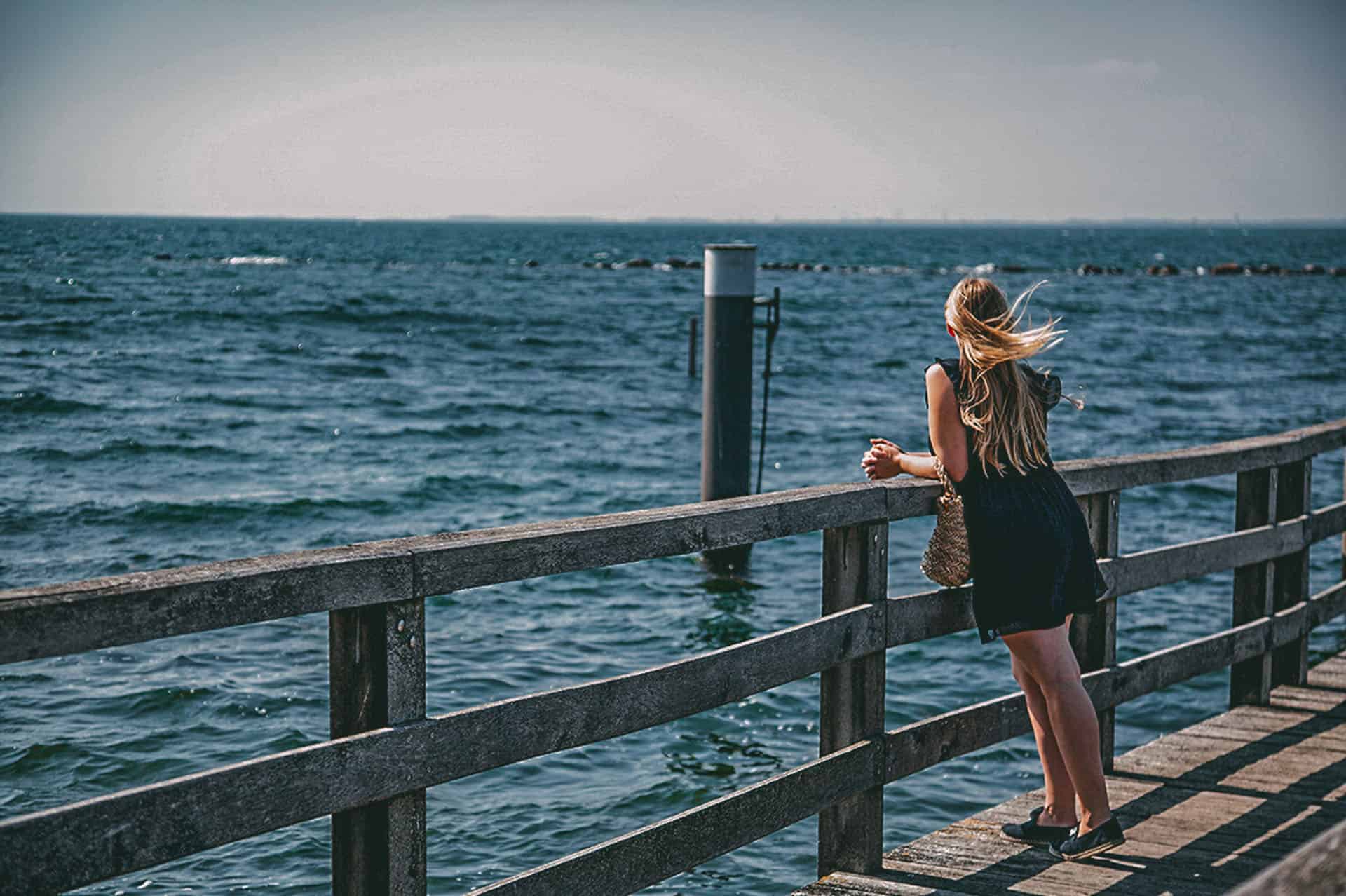 Finja blickt auf die Ostsee auf Fehmarn