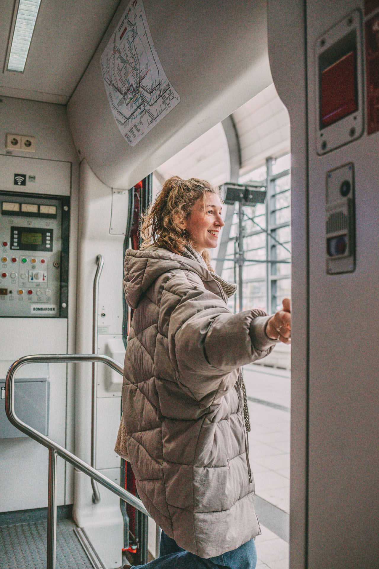 Mit der Bahn an die Ostsee: Mona steigt aus dem Zug aus