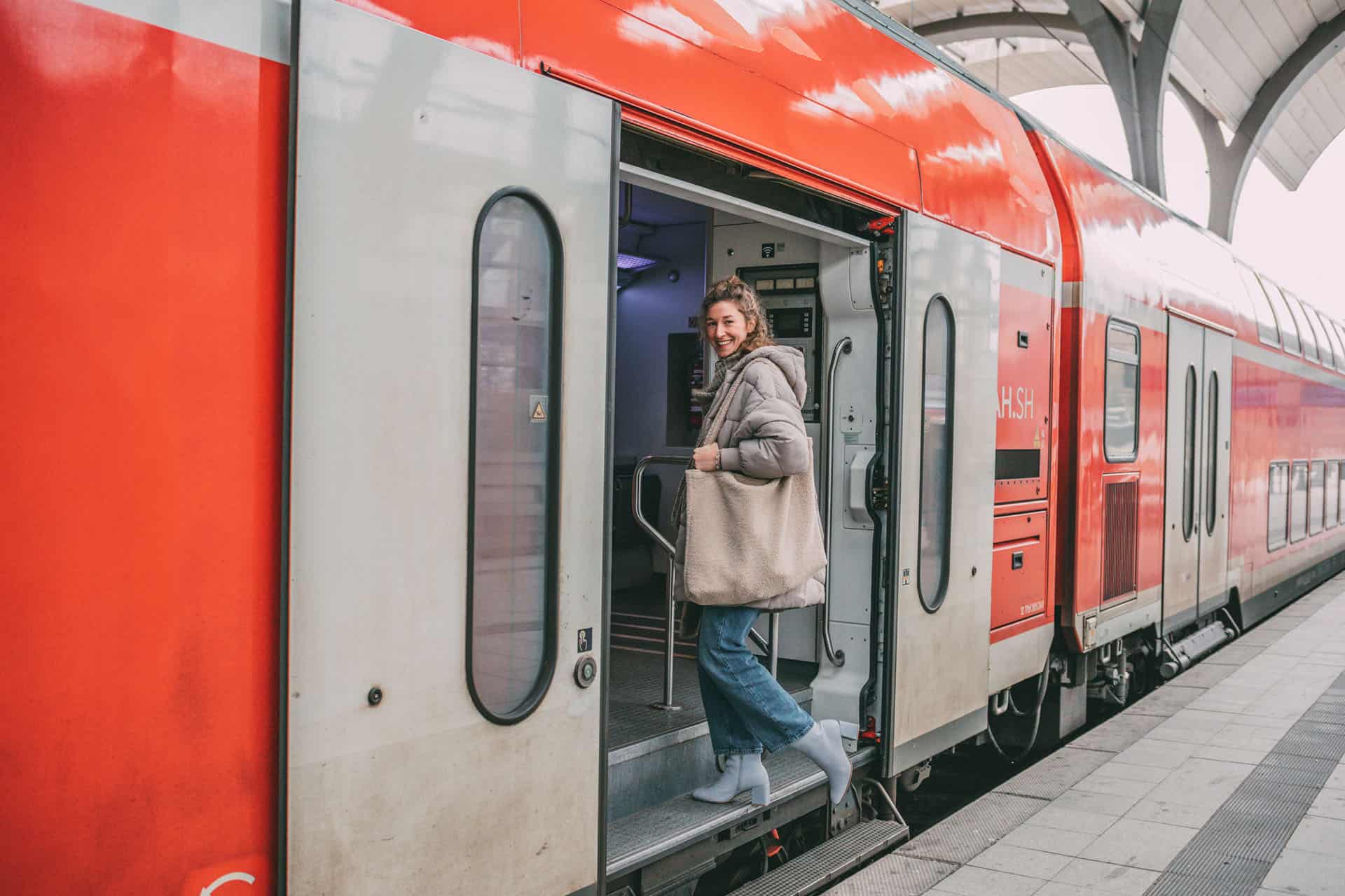 Mit der Bahn an die Ostsee: Mona steigt in den Zug