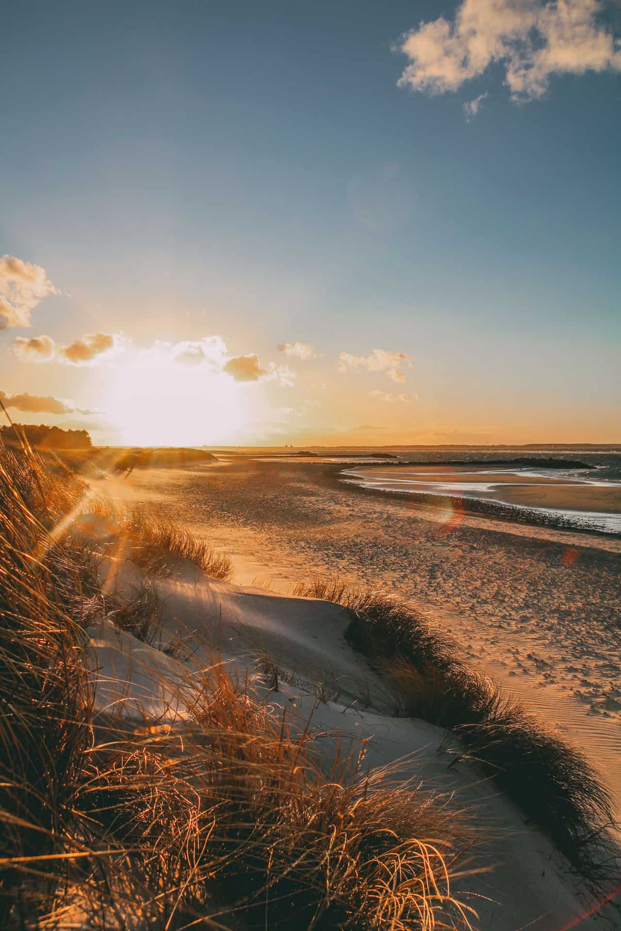 Ostee, Strand und Dünen bei Sonnenuntergang