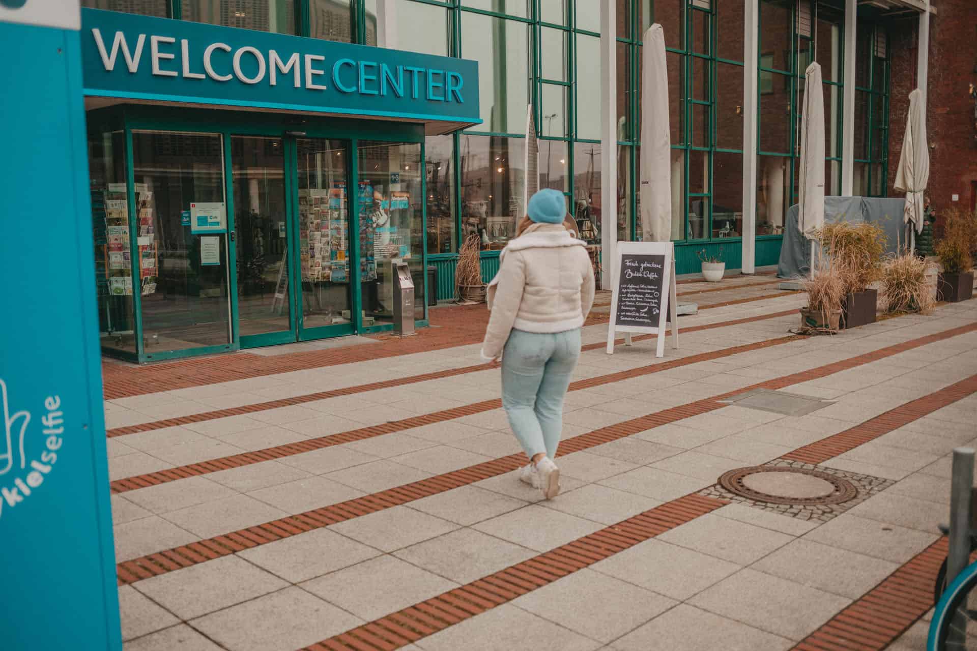 Sina läuft ins Welcome Center Kieler Förde