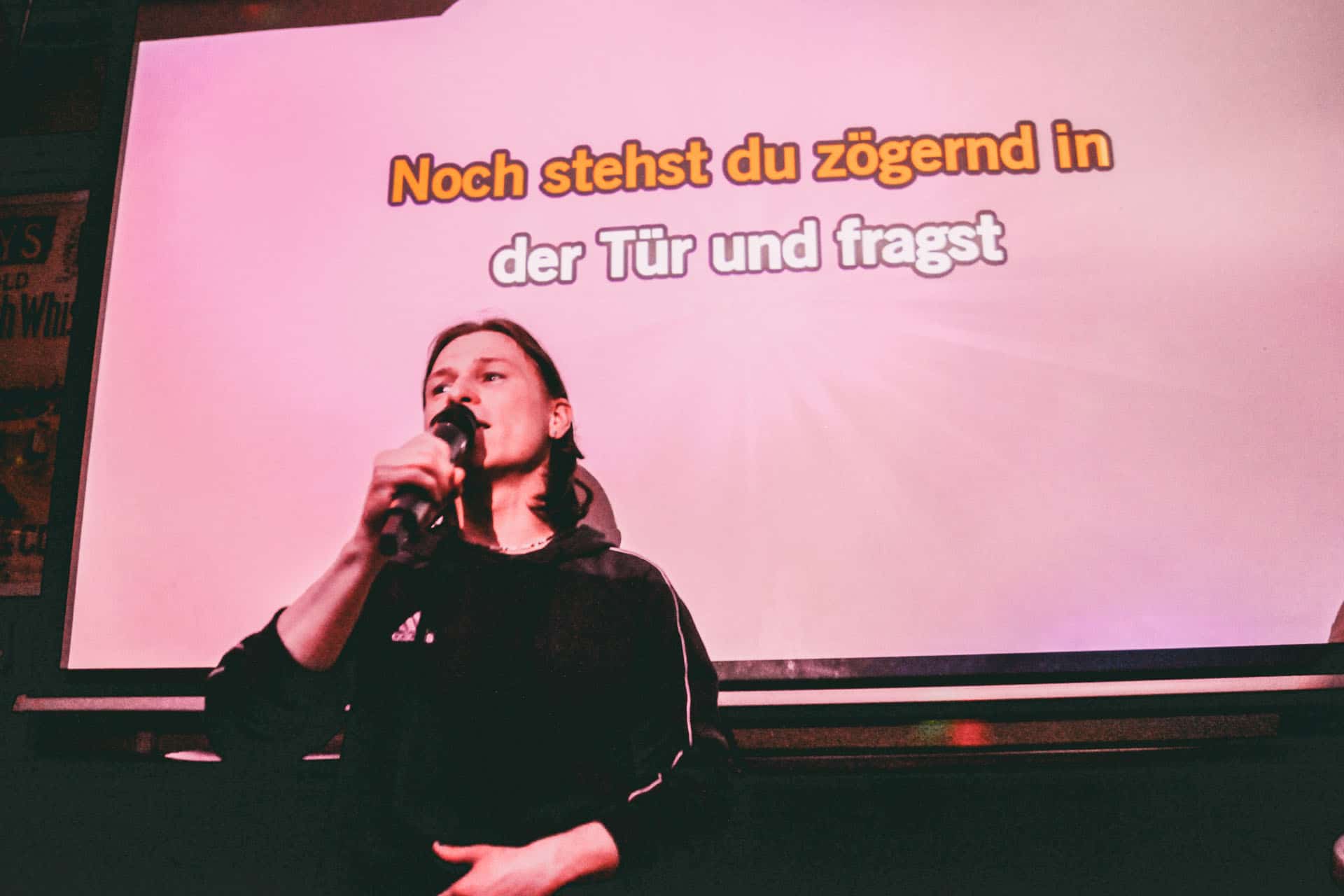 Eine Person singt