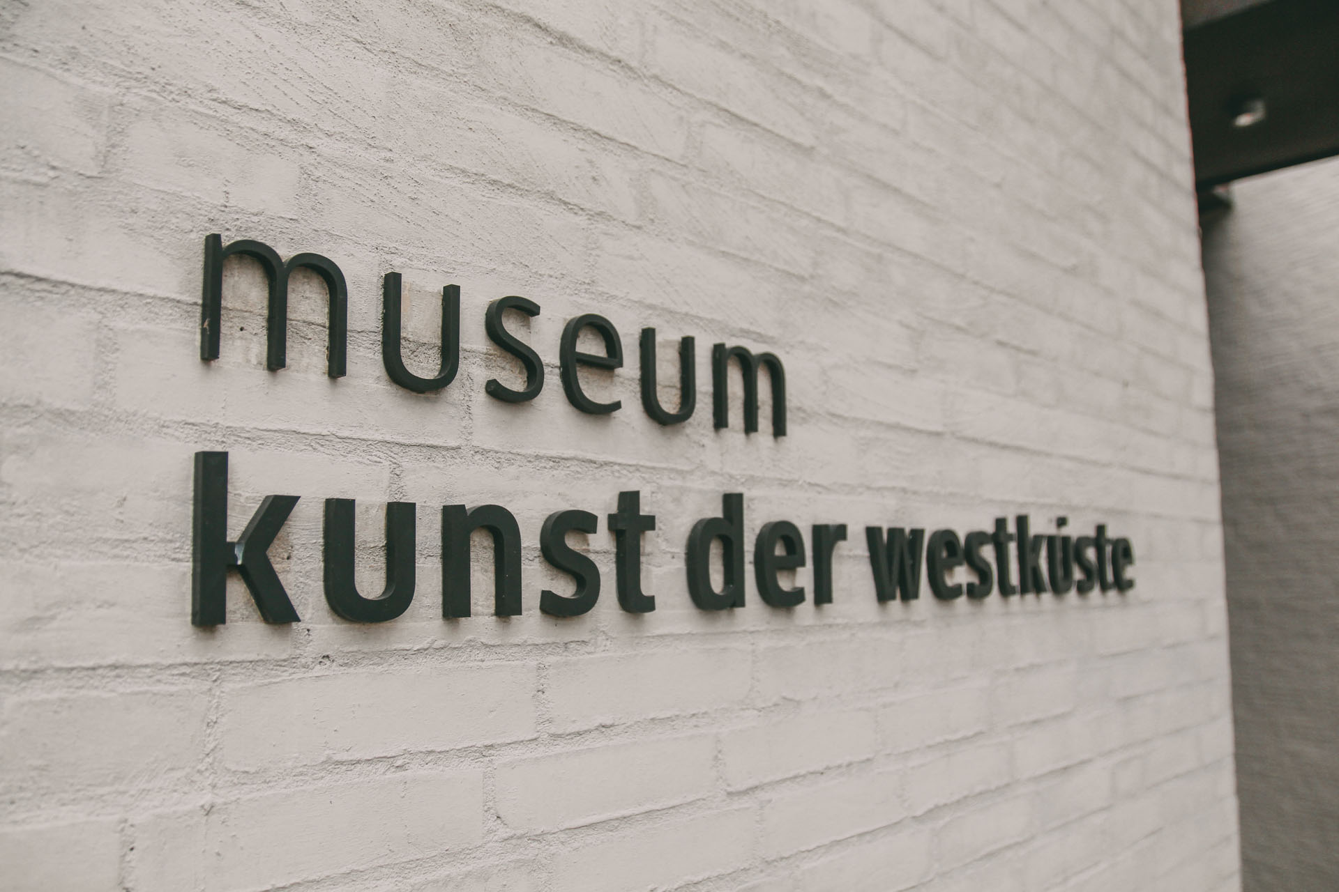 Schriftzug Museum Kunst der Westküste an der Museumswand