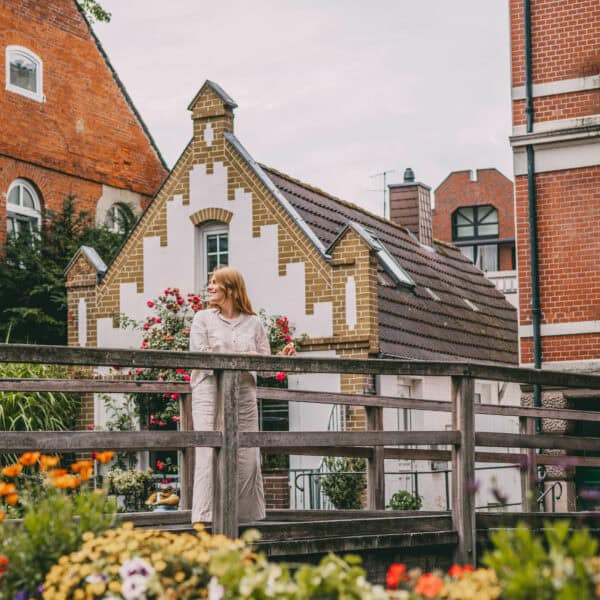 Holzbrücke mit Blumenkästen in Bad Oldesloe