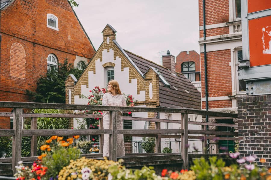 Holzbrücke mit Blumenkästen in Bad Oldesloe