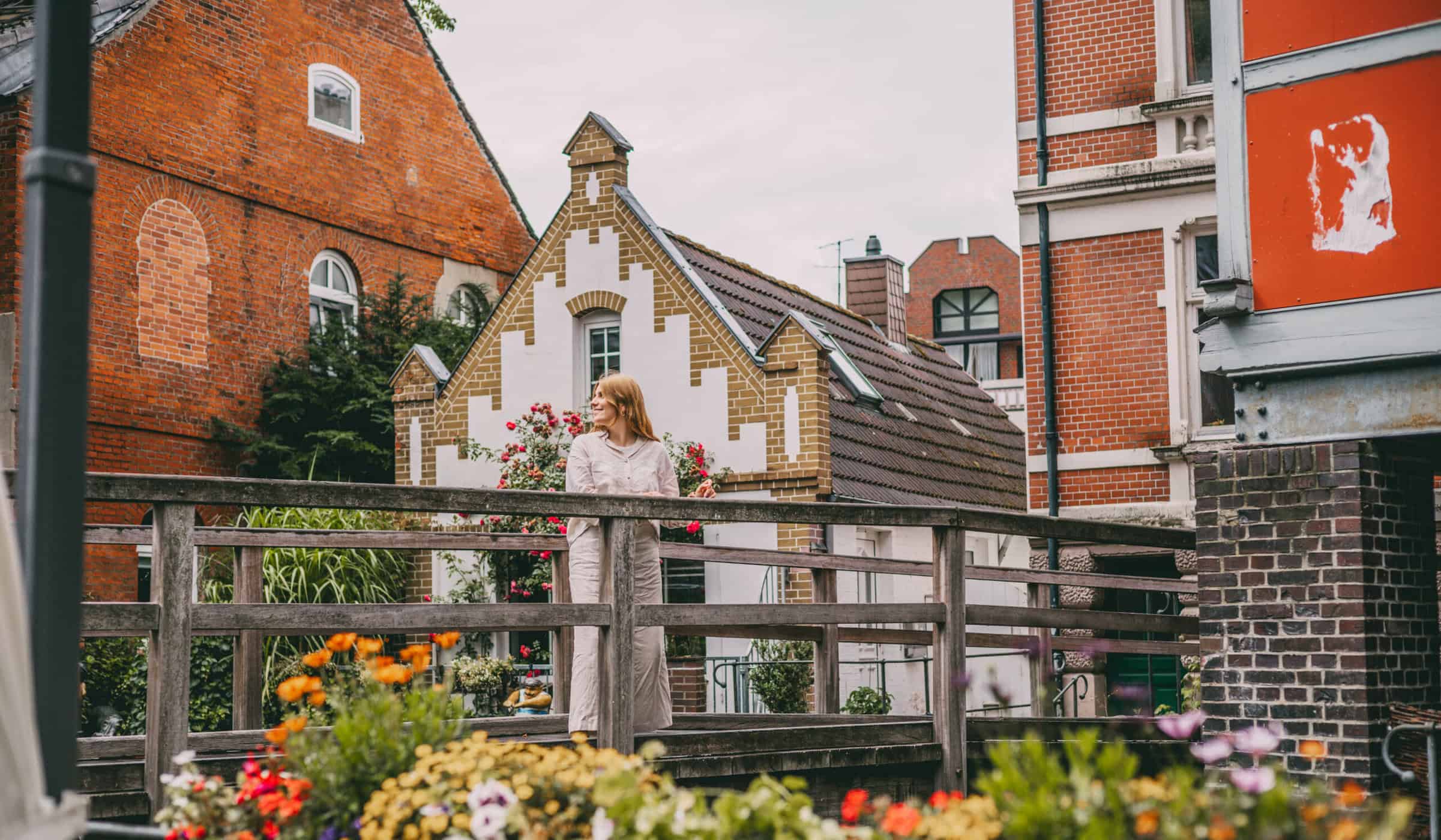 Holzbrücke mit Blumenkästen in Bad Oldesloe