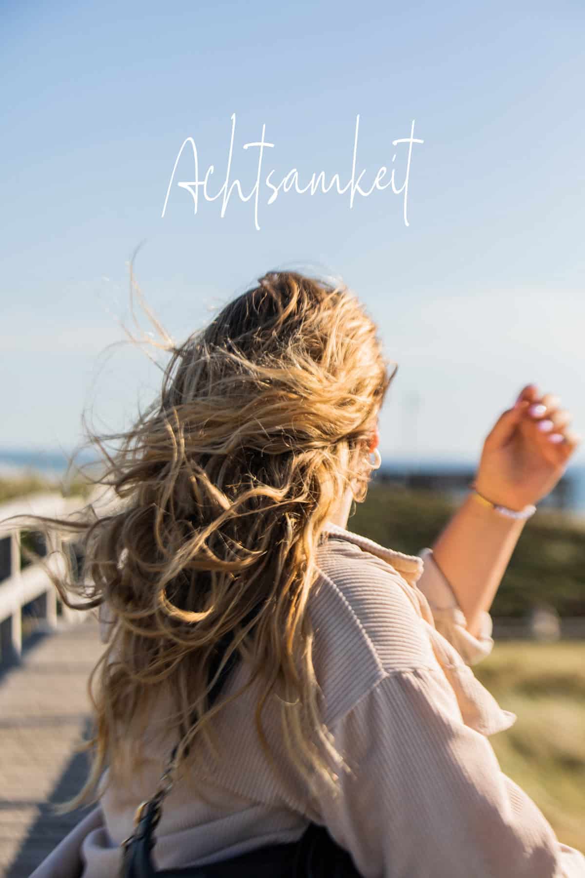 Achtsamkeit auf Sylt: Haare wehen im Wind