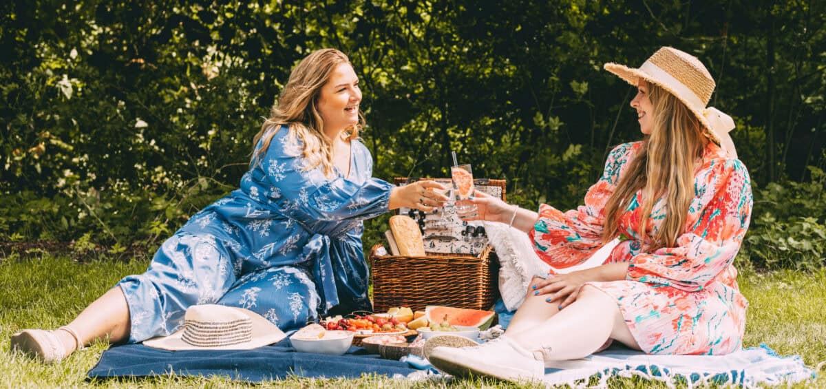 Sina und Finja picknicken auf einer Wiese
