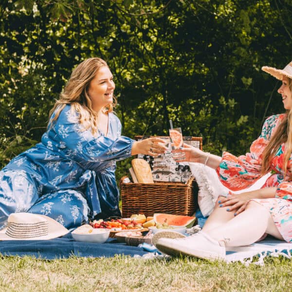 Sina und Finja picknicken auf einer Wiese