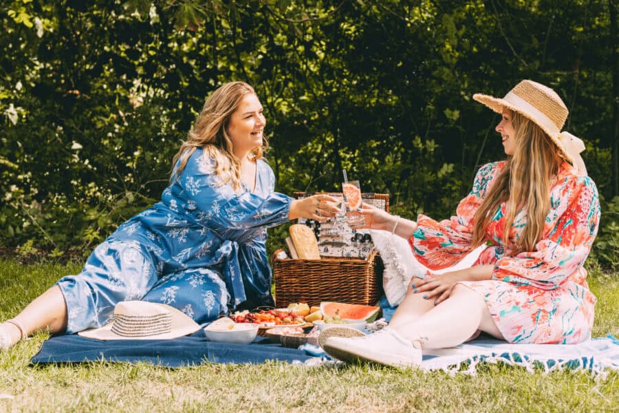 Sina und Finja picknicken auf einer Wiese