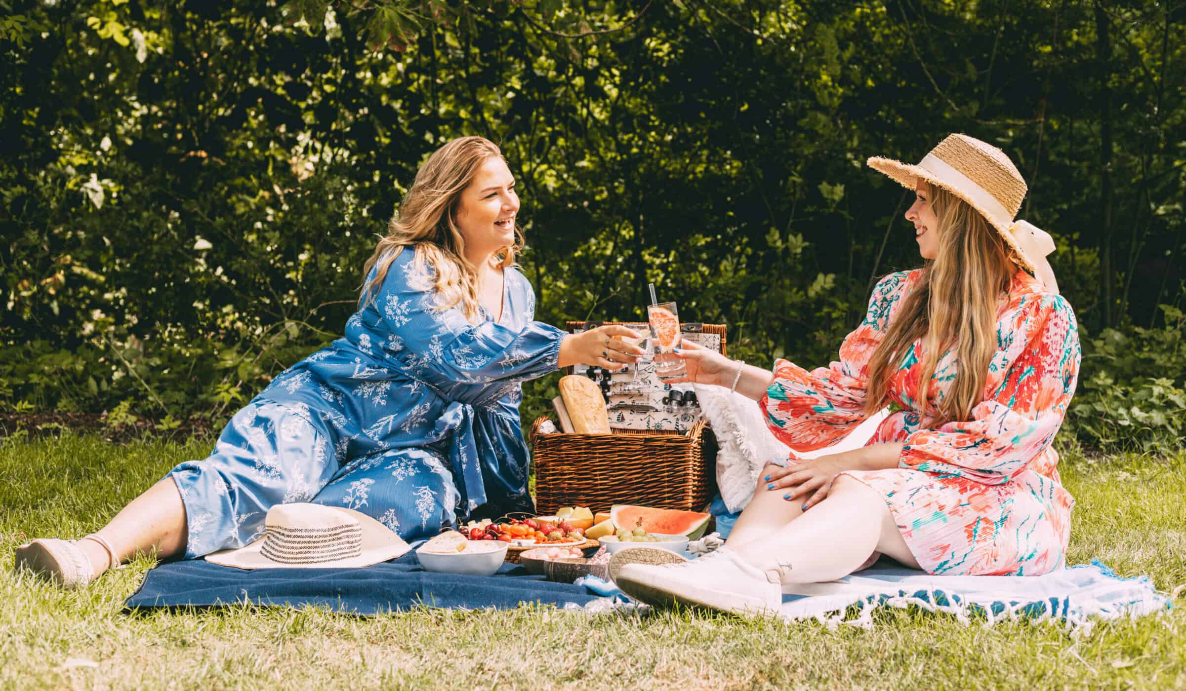 Sina und Finja picknicken auf einer Wiese