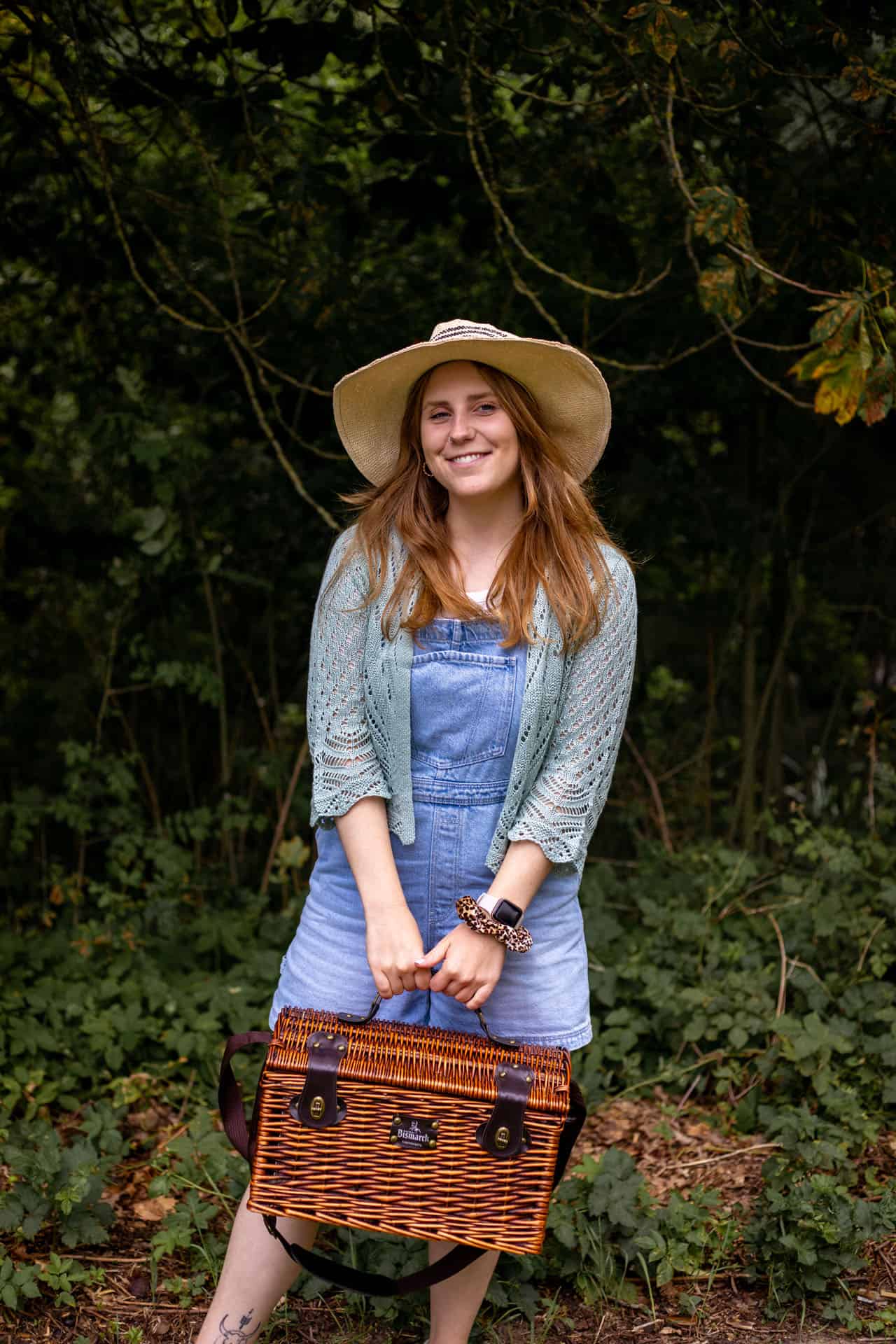 Maya hält einen Picknickkorb in den Händen