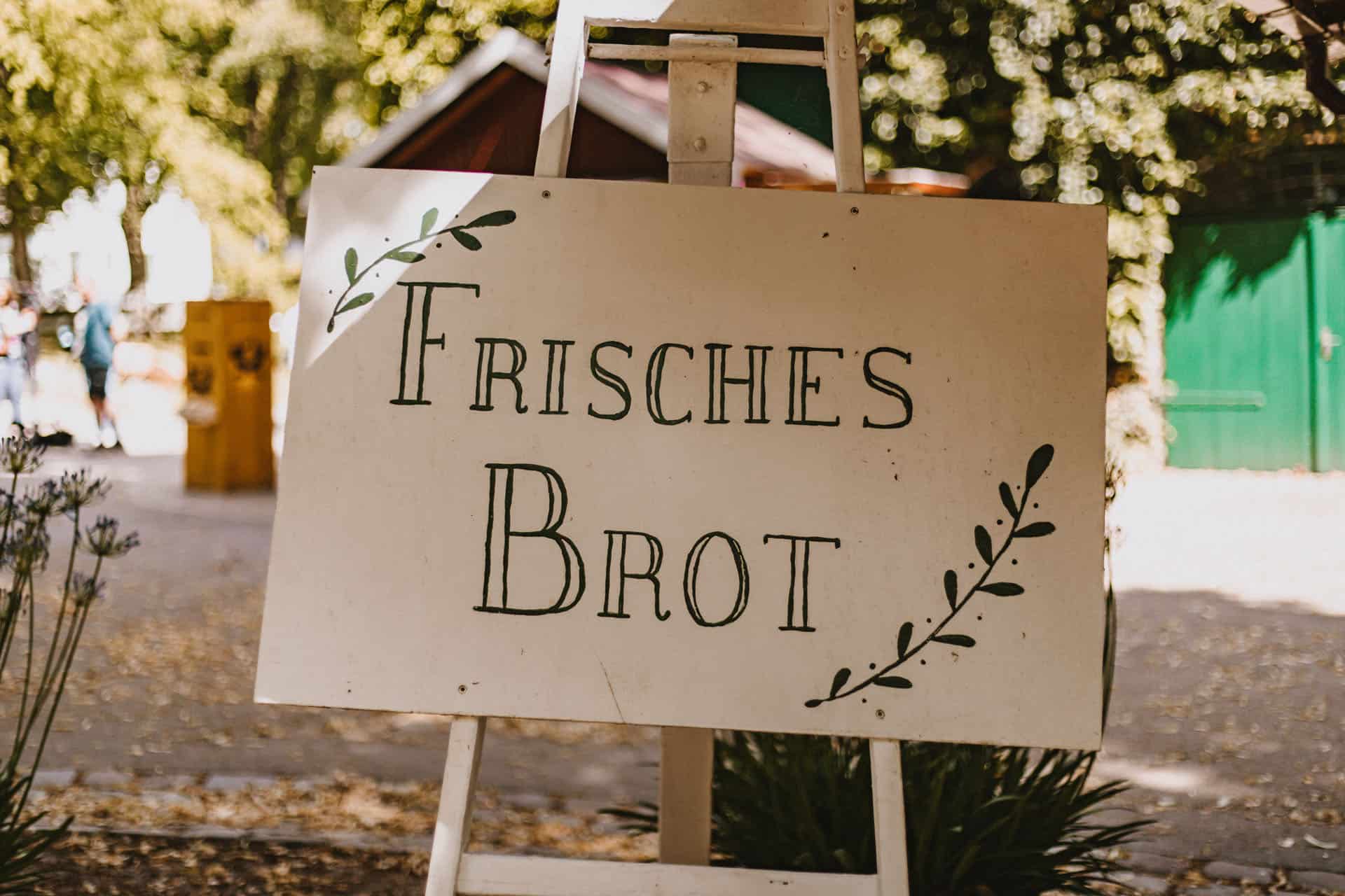 Ein Schild mit der Aufschrift „Frisches Brot“