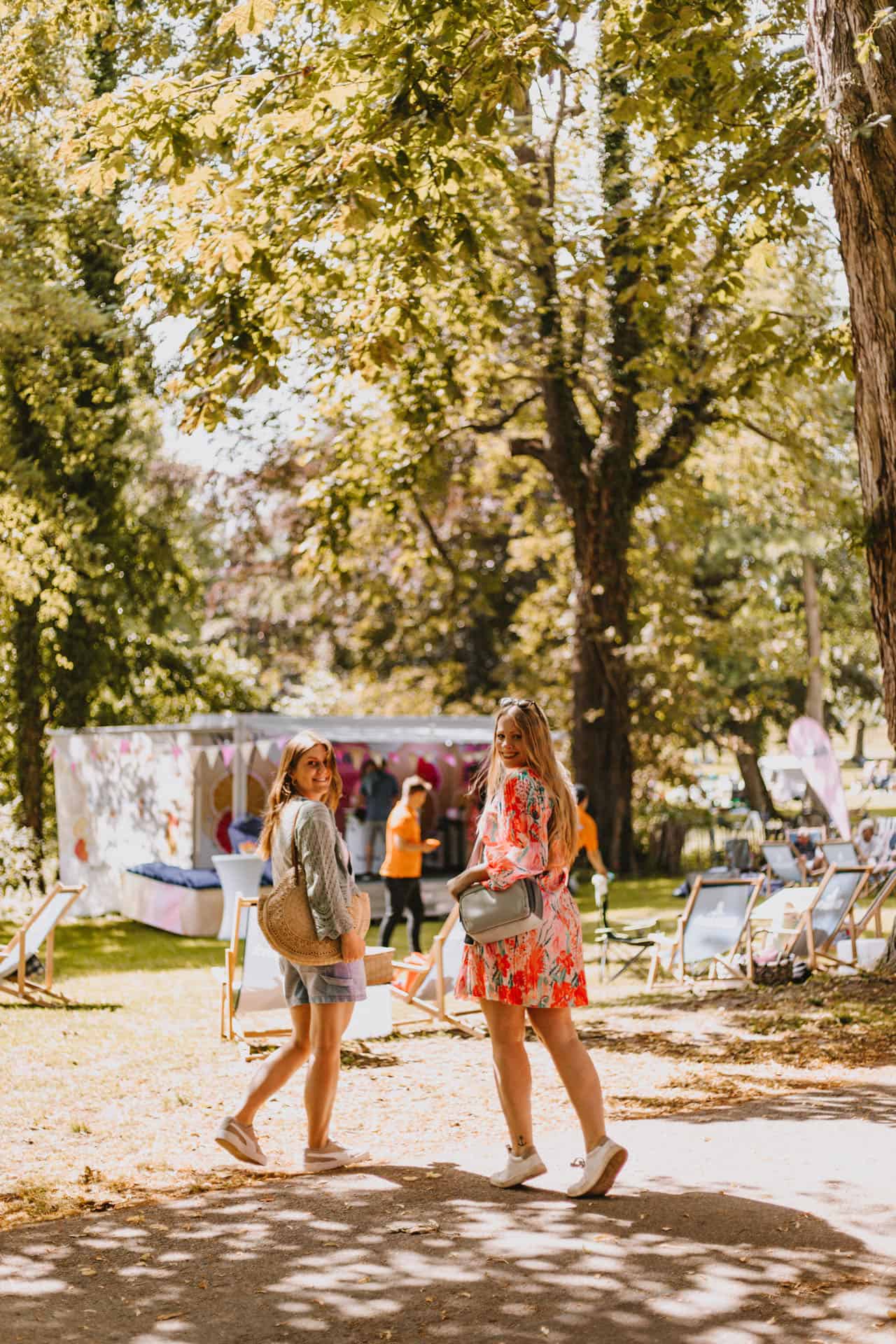 Maya und Finja auf dem Musikfestival auf dem Lande