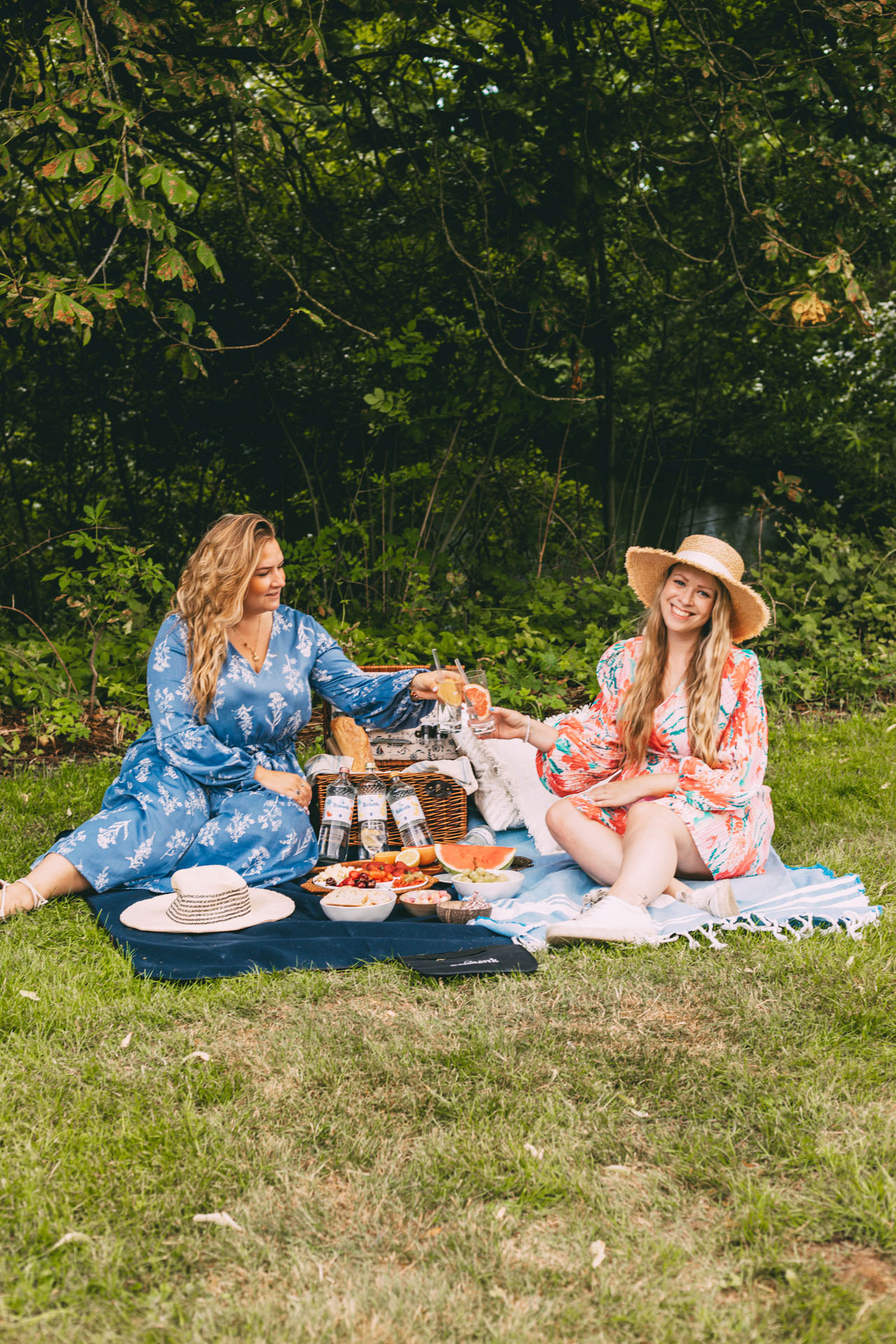Sina und Finja picknicken auf einer Wiese