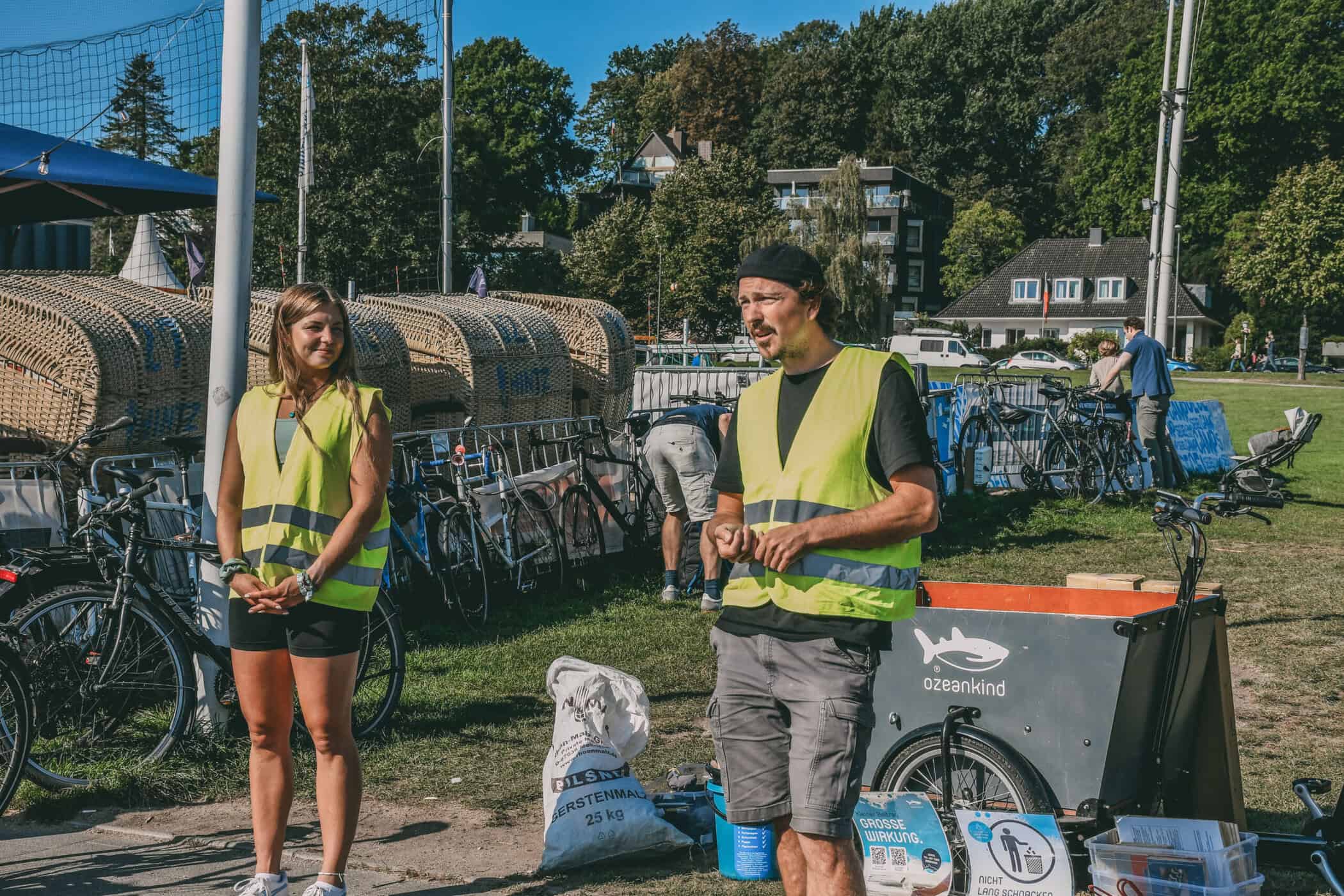 Saskia und ... von Ozeankind e.V. geben eine Einführung in die Cleanup Aktion