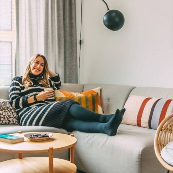 Finja sitzt in der Ferienwohnung auf der Couch