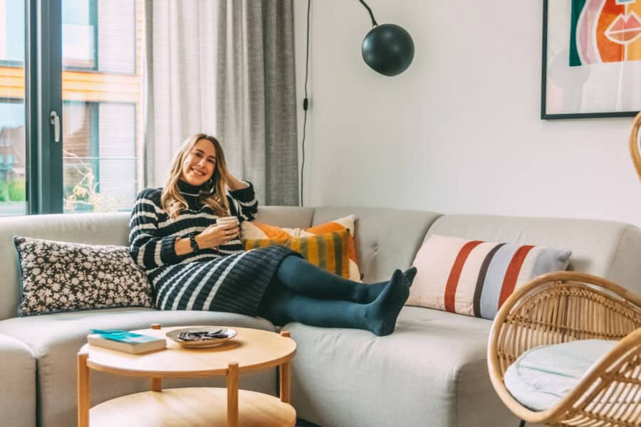 Finja sitzt in der Ferienwohnung auf der Couch