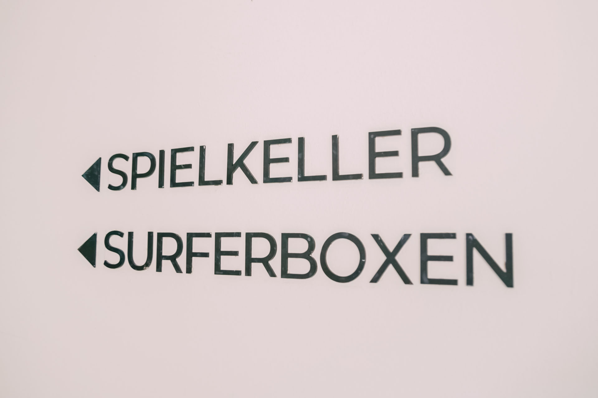 Bild mit Aufschrift „Spielkeller, Surferboxen“