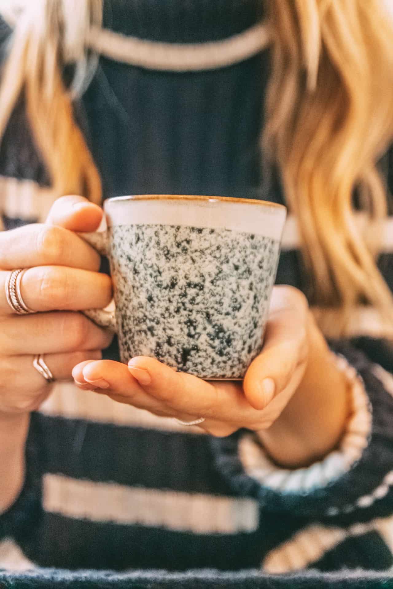 Finja hält eine Tasse in den Händen