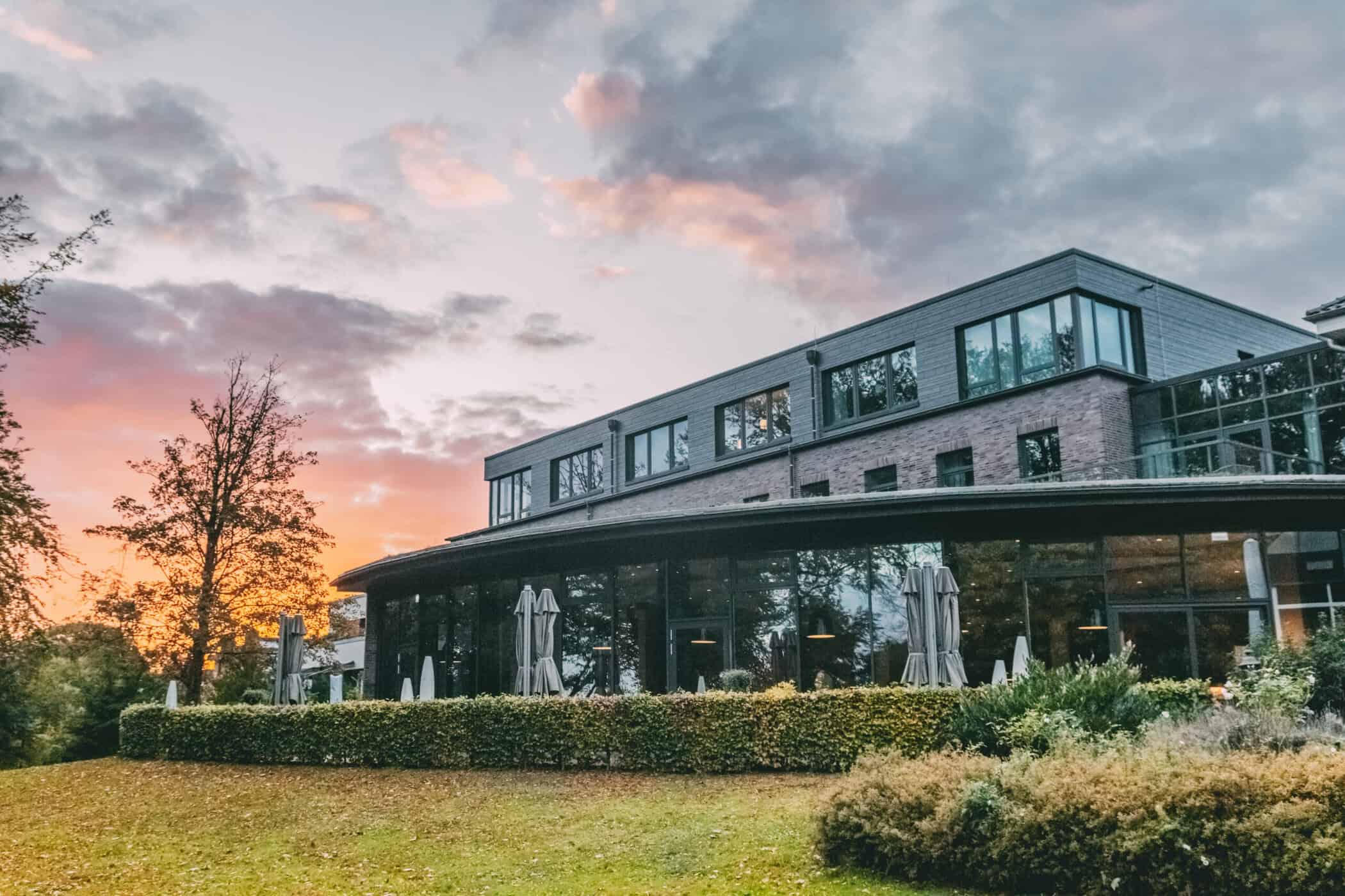 Außenansicht vom Hotel Kieler Kaufmann bei untergehender Sonne (aus dem Garten fotografiert)