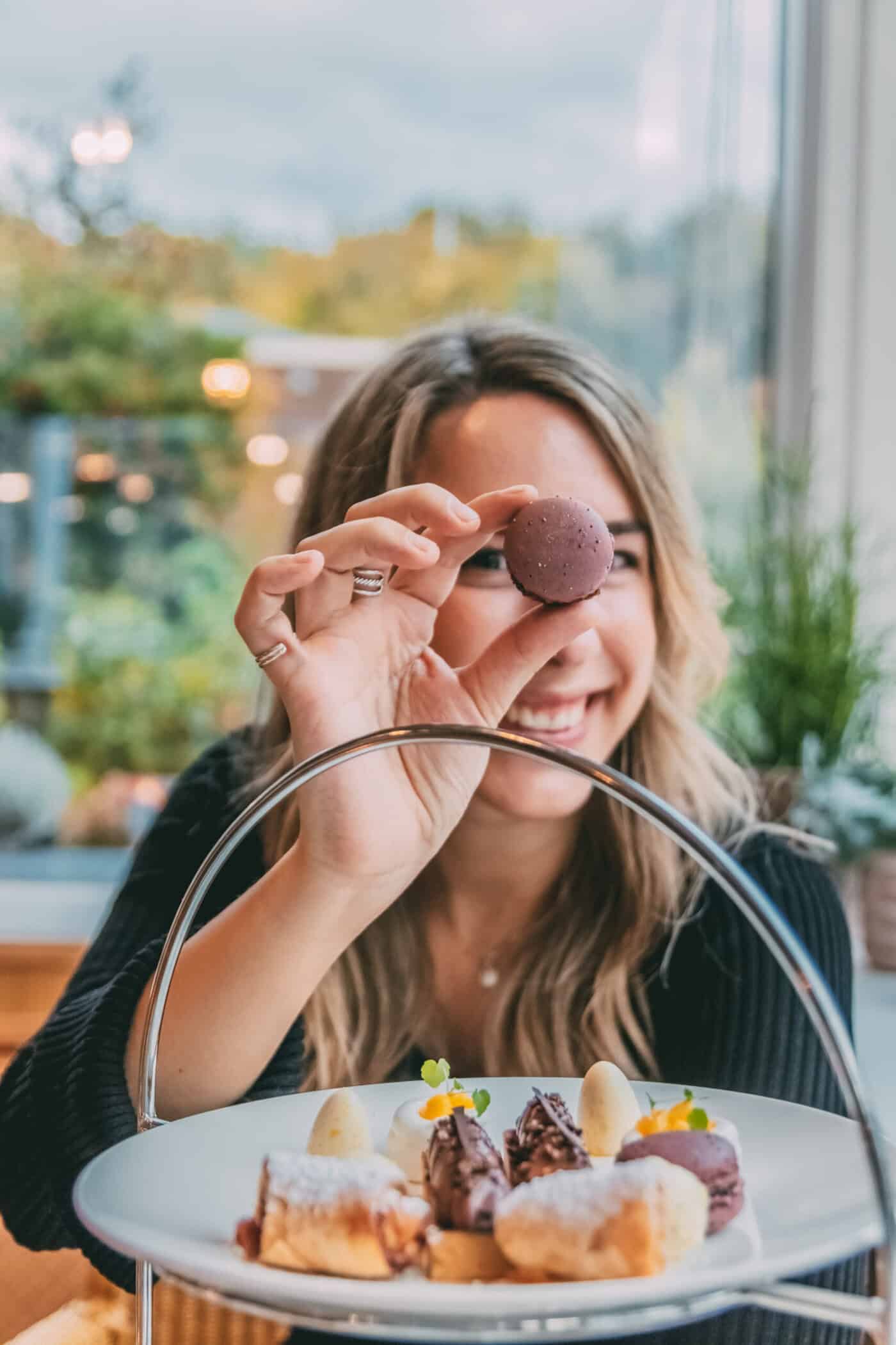 Finja hält einen Macaron vor ihr Gesicht