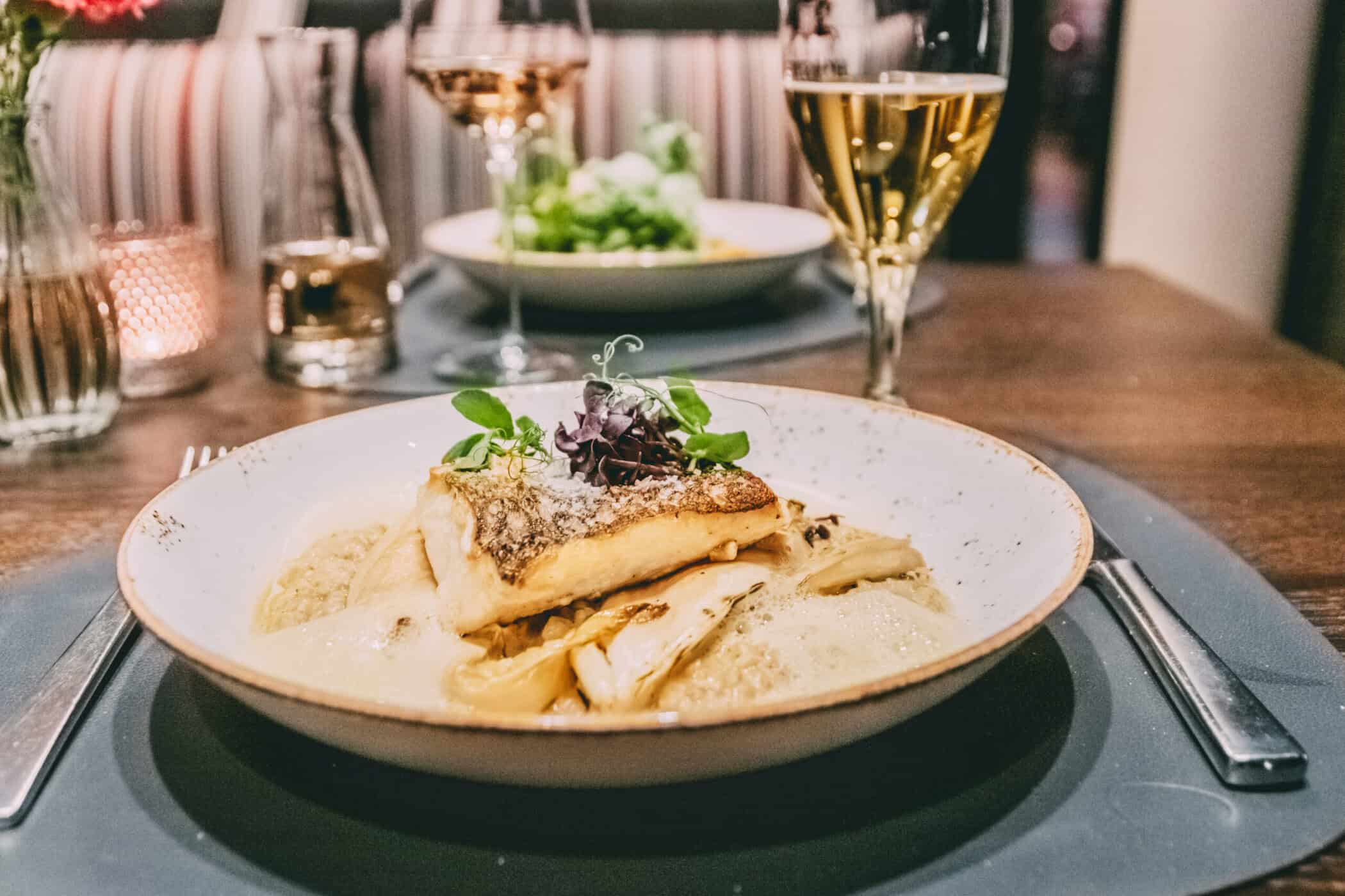 Gebratenes Seehechtfilet mit Buchweizenrisotto, Orange und Chicoree