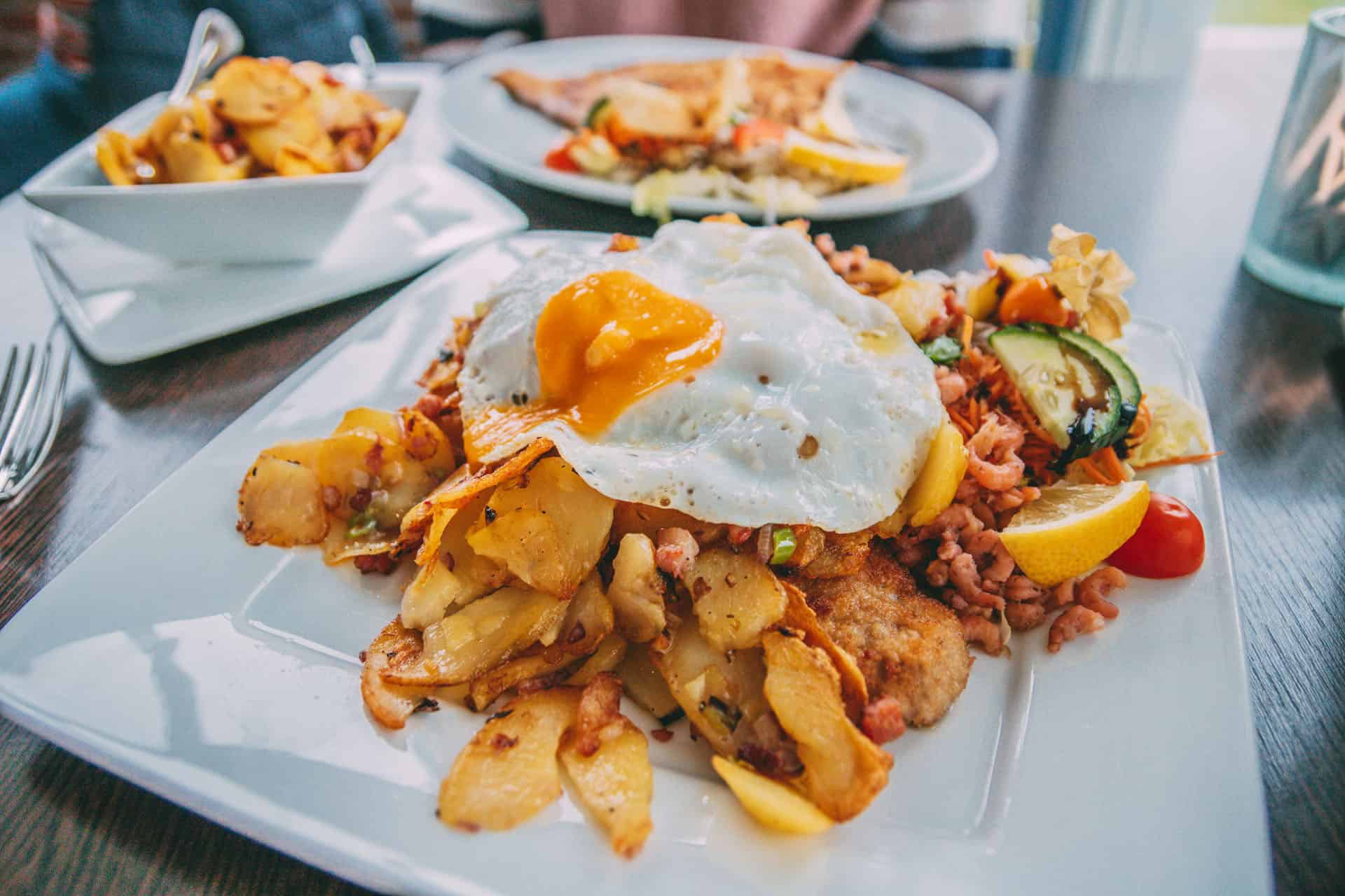 Friesenschnitzel mit Bratkartoffeln, Spiegelei, Krabben und Salatbeilage