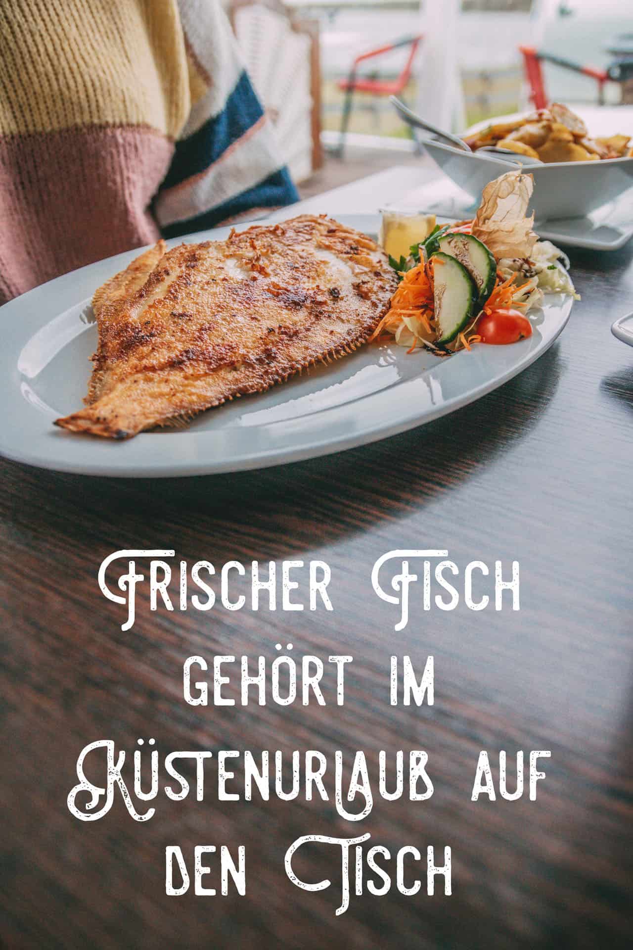 Gebratene Scholle. Das Bild trägt die Aufschrift: Frischer Fisch gehört im Küstenurlaub auf den Tisch