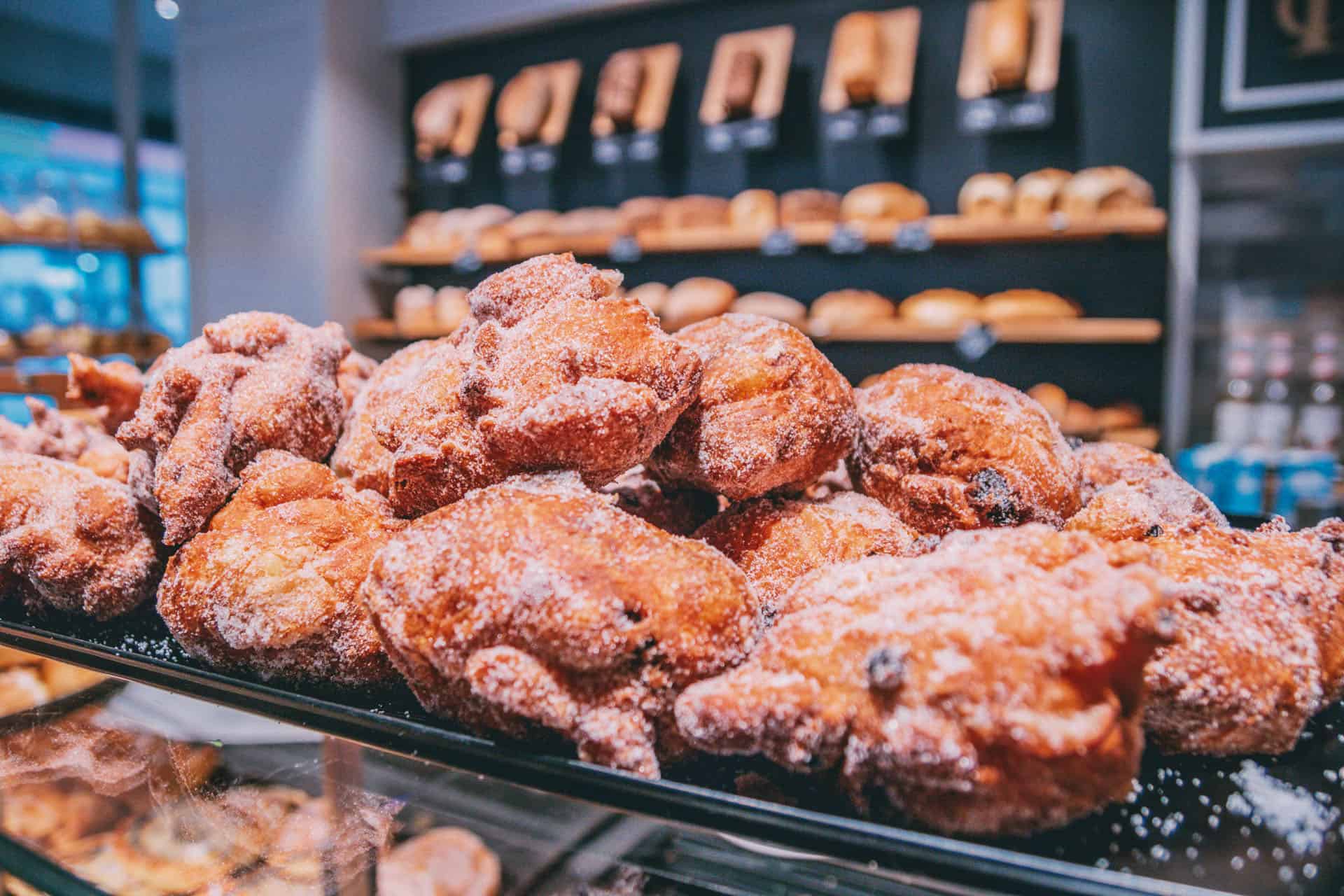 Viele Futjes in der Auslage in der Bäckerei