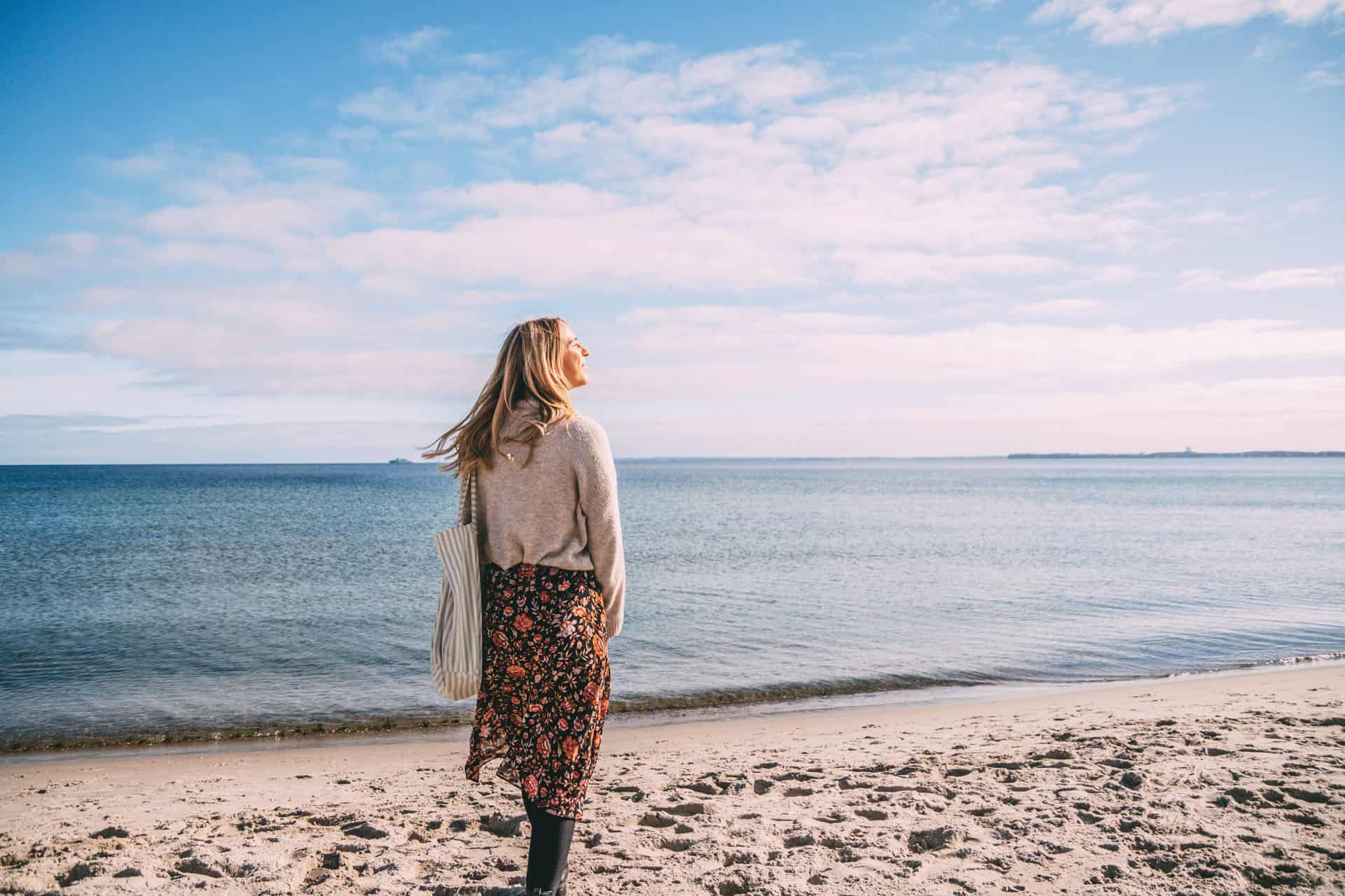 Finja am Strand Haffkrug vor dem Meer